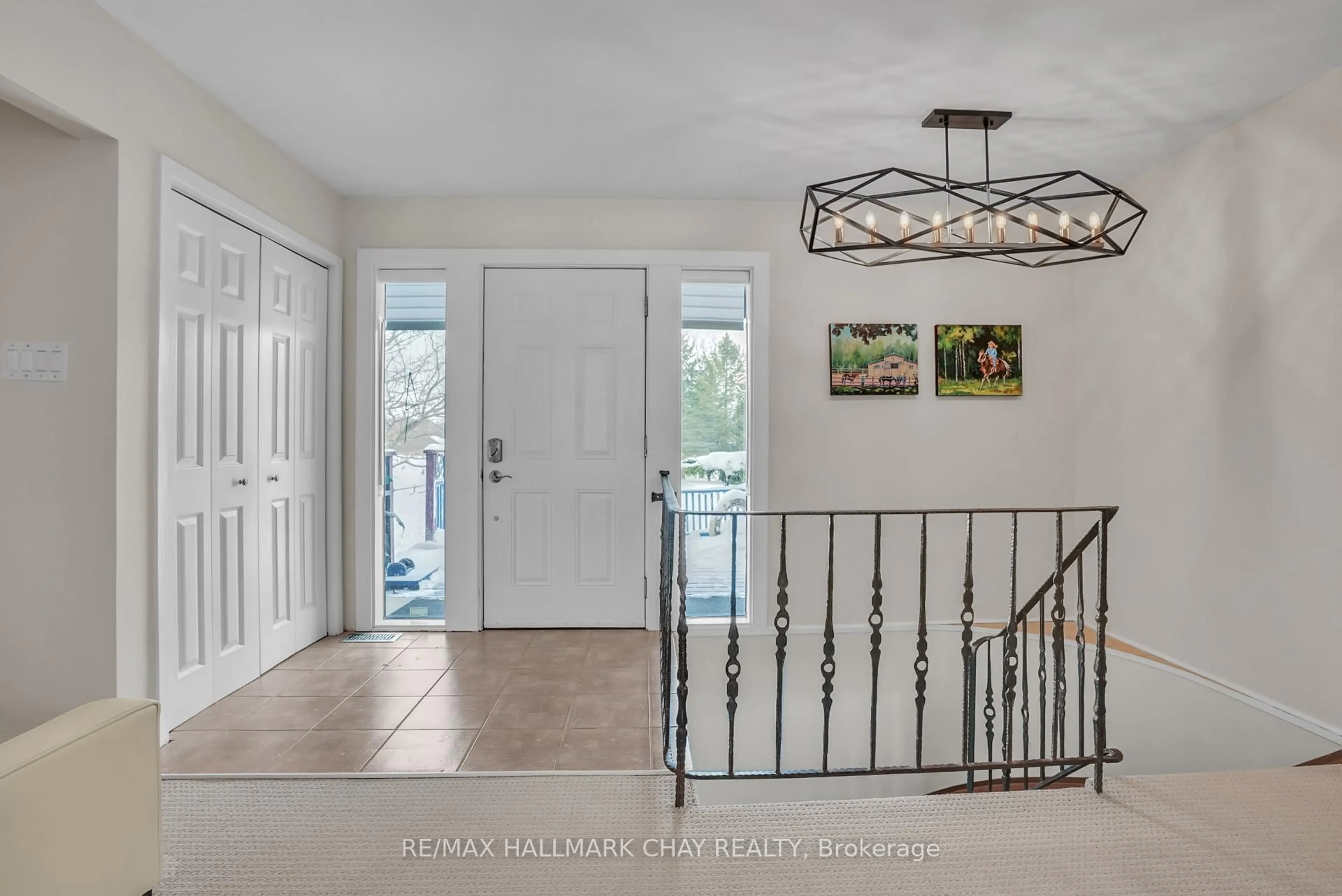 Indoor entryway for 25222 Park Rd, Georgina Ontario L0E 1R0