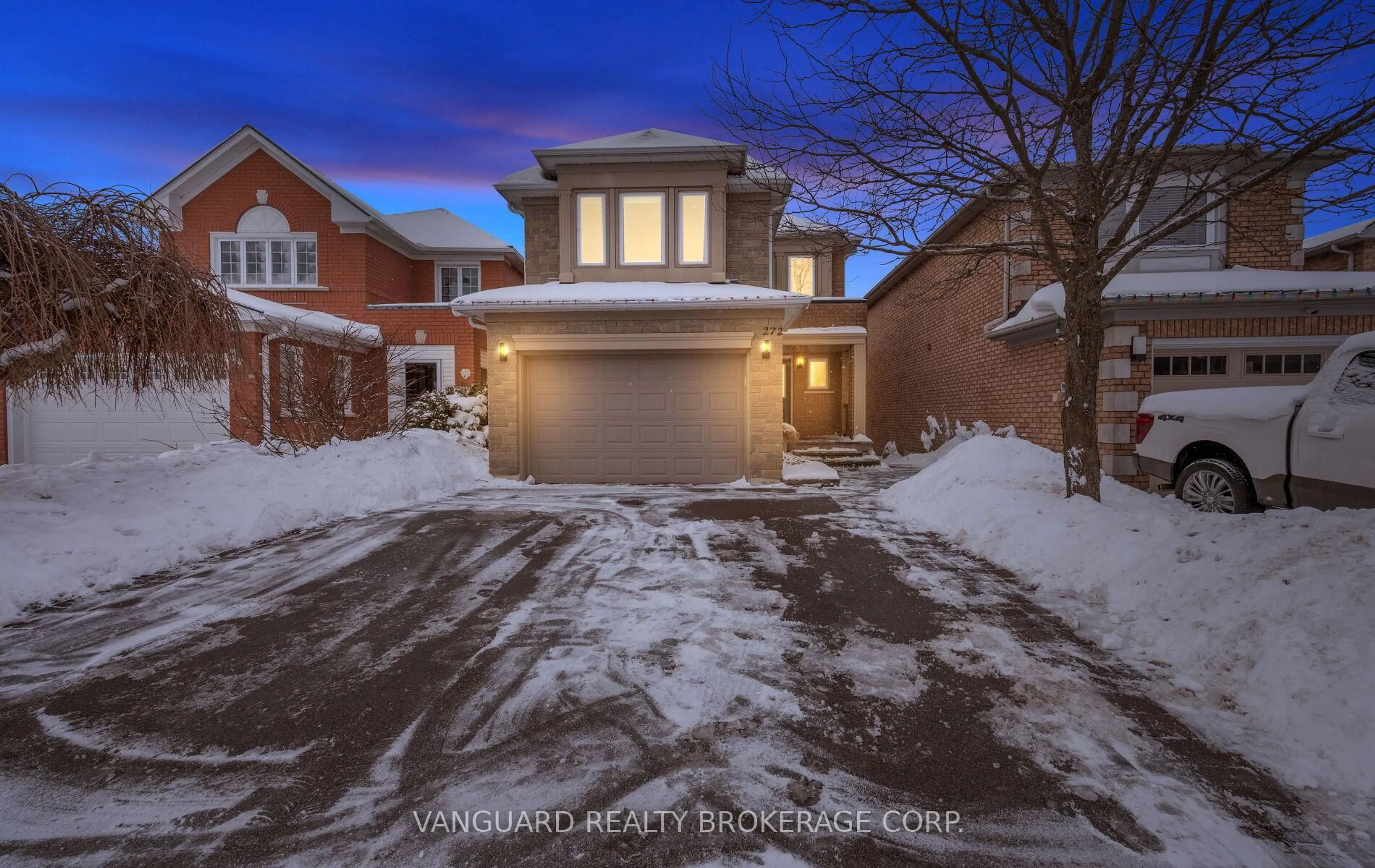A pic from outside/outdoor area/front of a property/back of a property/a pic from drone, street for 272 Stone Rd, Aurora Ontario L4G 6Y7