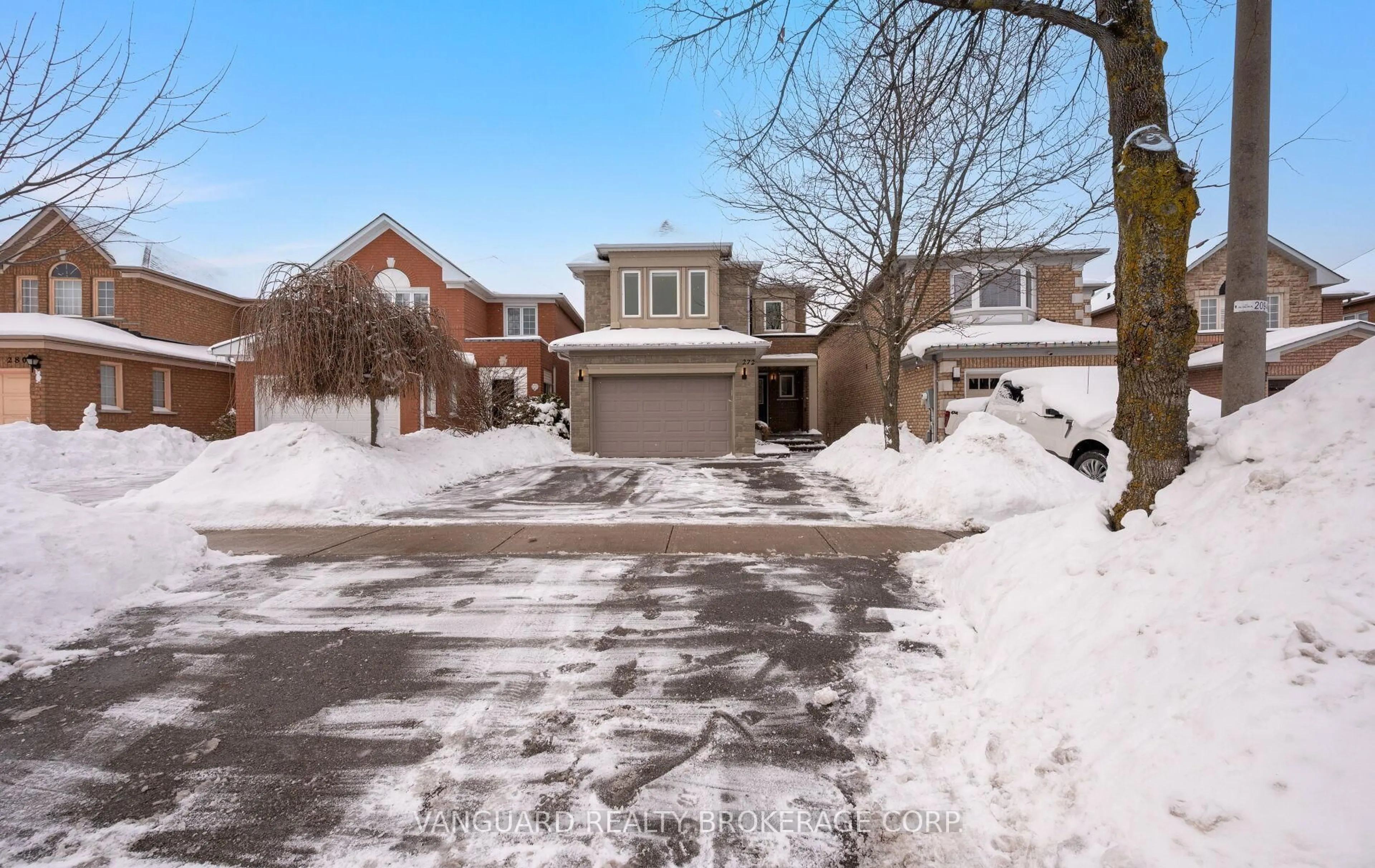 A pic from outside/outdoor area/front of a property/back of a property/a pic from drone, street for 272 Stone Rd, Aurora Ontario L4G 6Y7