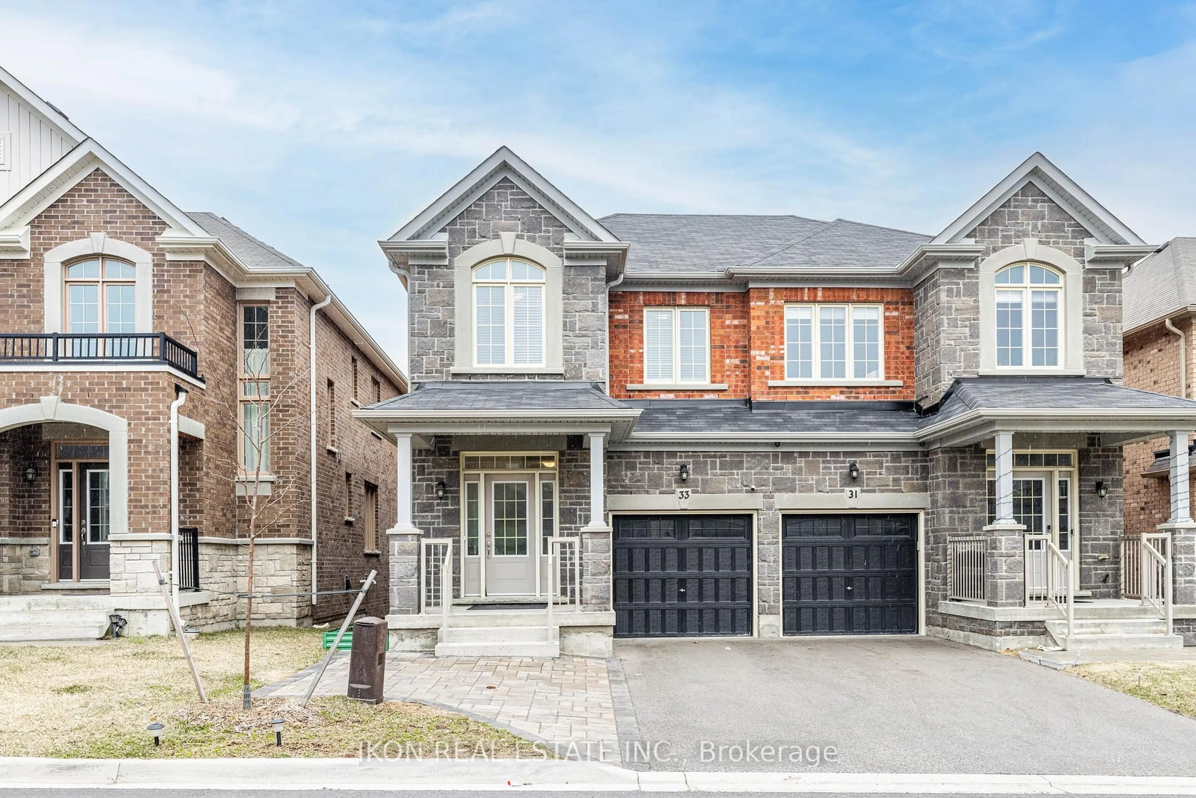 Home with brick exterior material, street for 33 Robb Thompson Rd, East Gwillimbury Ontario L0G 1M0