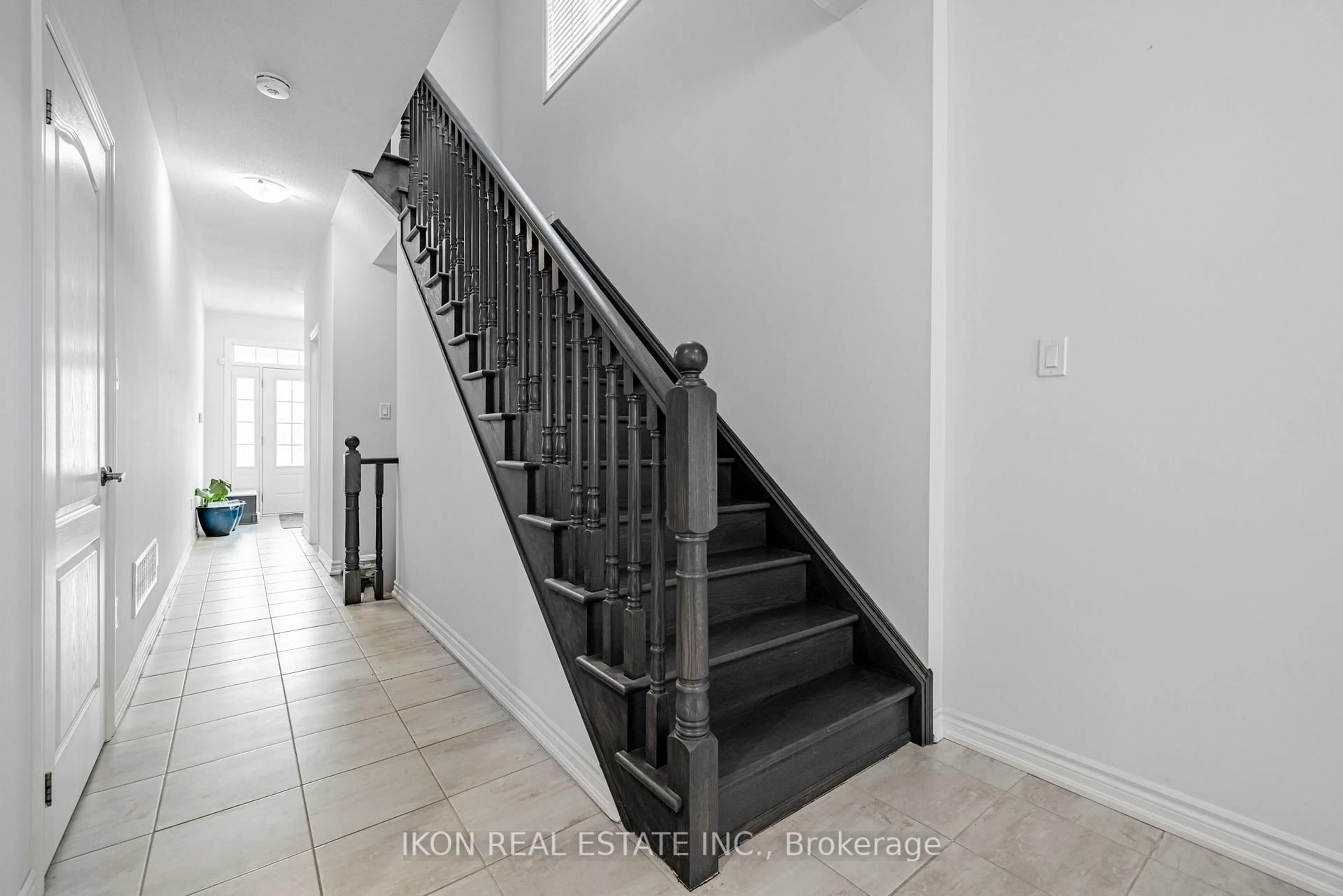 Stairs for 33 Robb Thompson Rd, East Gwillimbury Ontario L0G 1M0