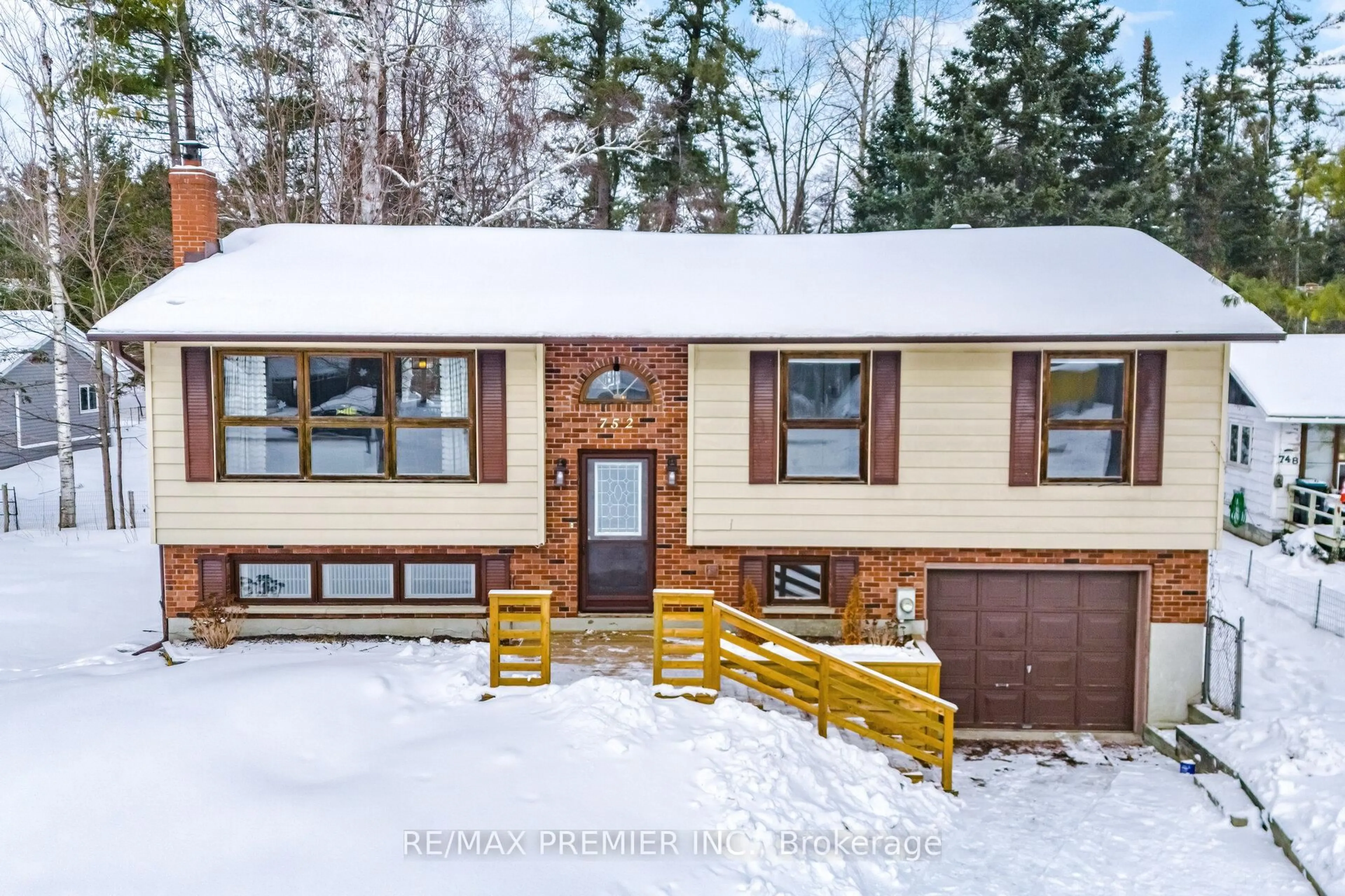 Home with brick exterior material, street for 752 Pinegrove Ave, Innisfil Ontario L0L 2M0