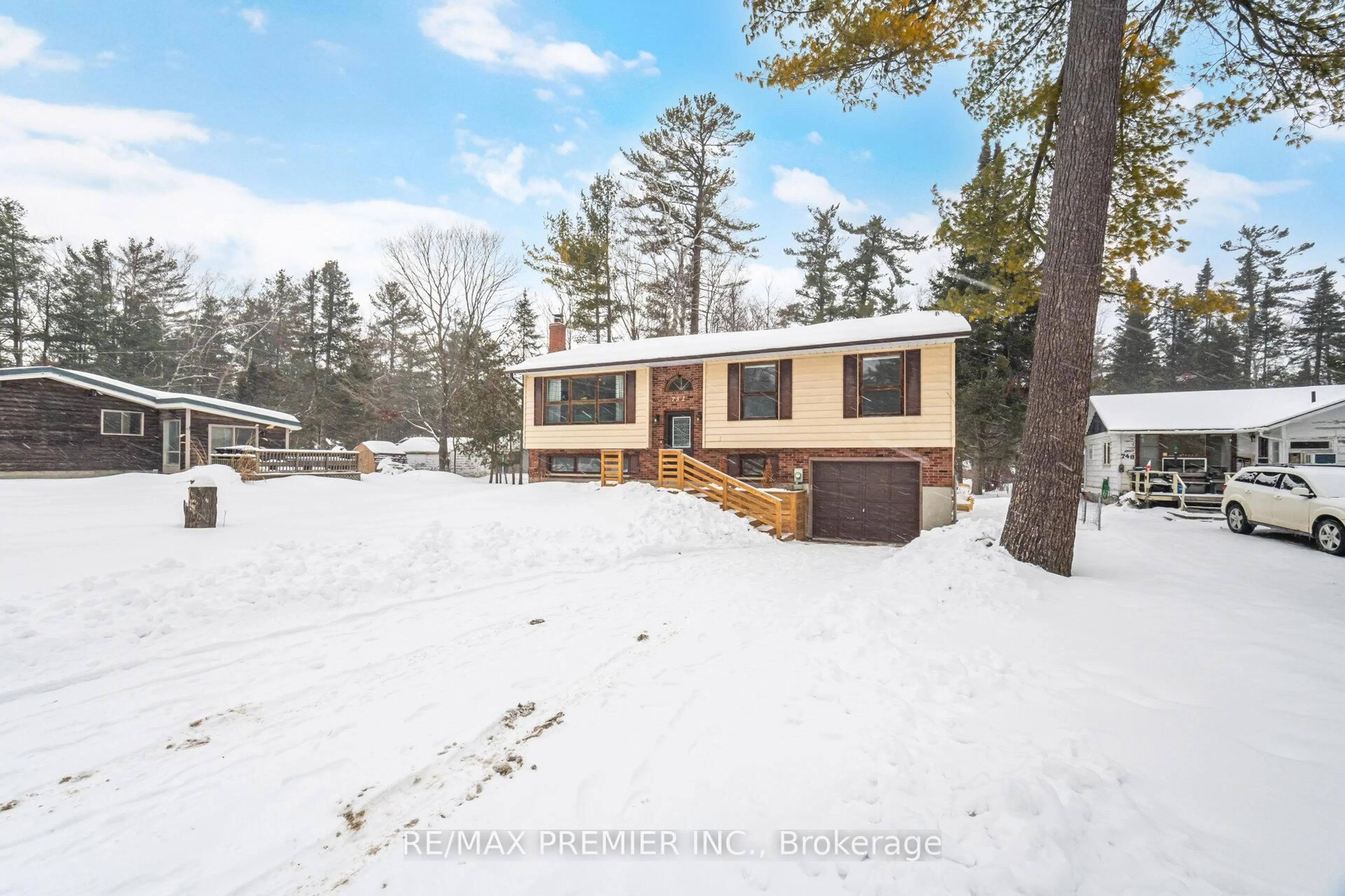 A pic from outside/outdoor area/front of a property/back of a property/a pic from drone, unknown for 752 Pinegrove Ave, Innisfil Ontario L0L 2M0