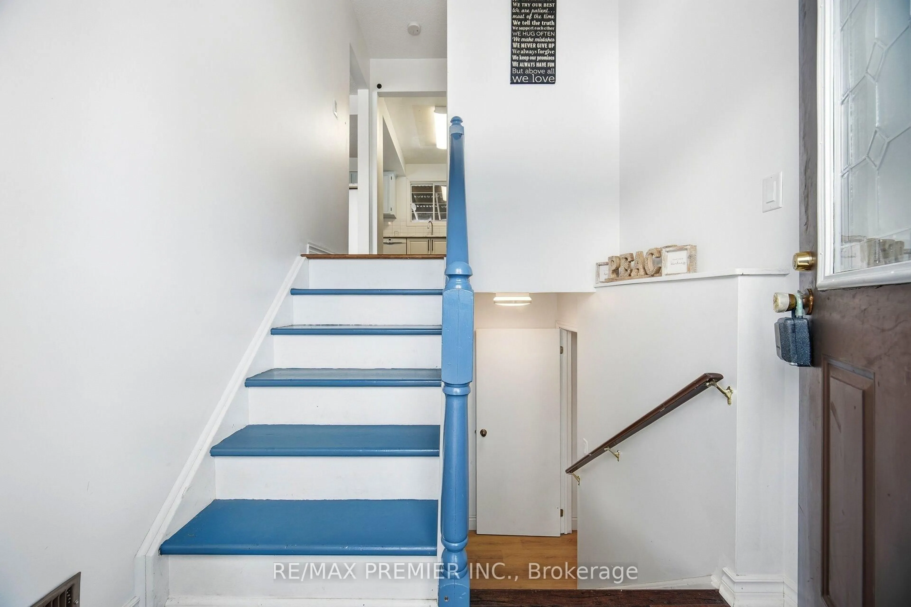 Stairs for 752 Pinegrove Ave, Innisfil Ontario L0L 2M0