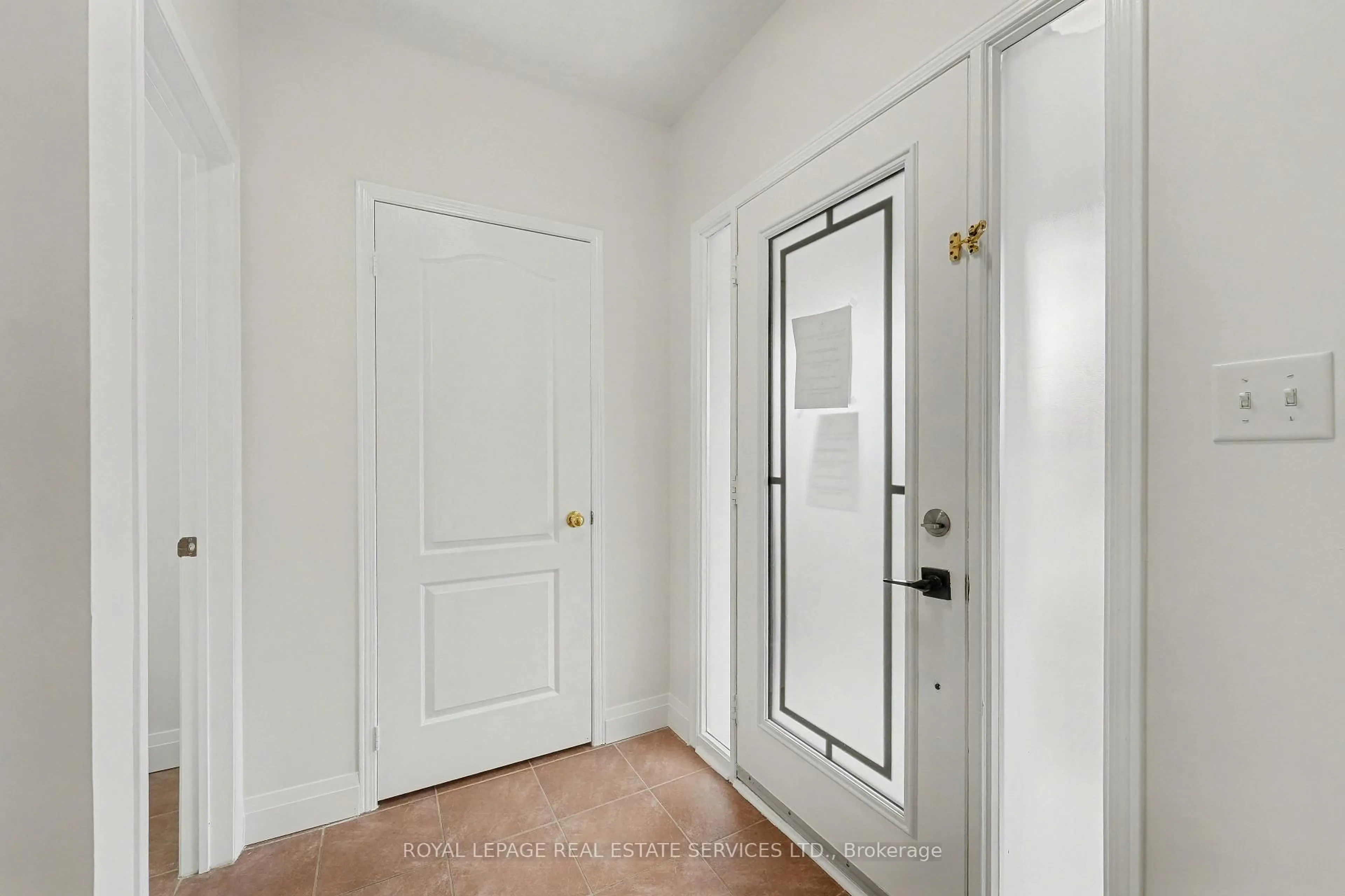 Indoor entryway for 386 Reeves Way Blvd, Whitchurch-Stouffville Ontario L4A 0J8