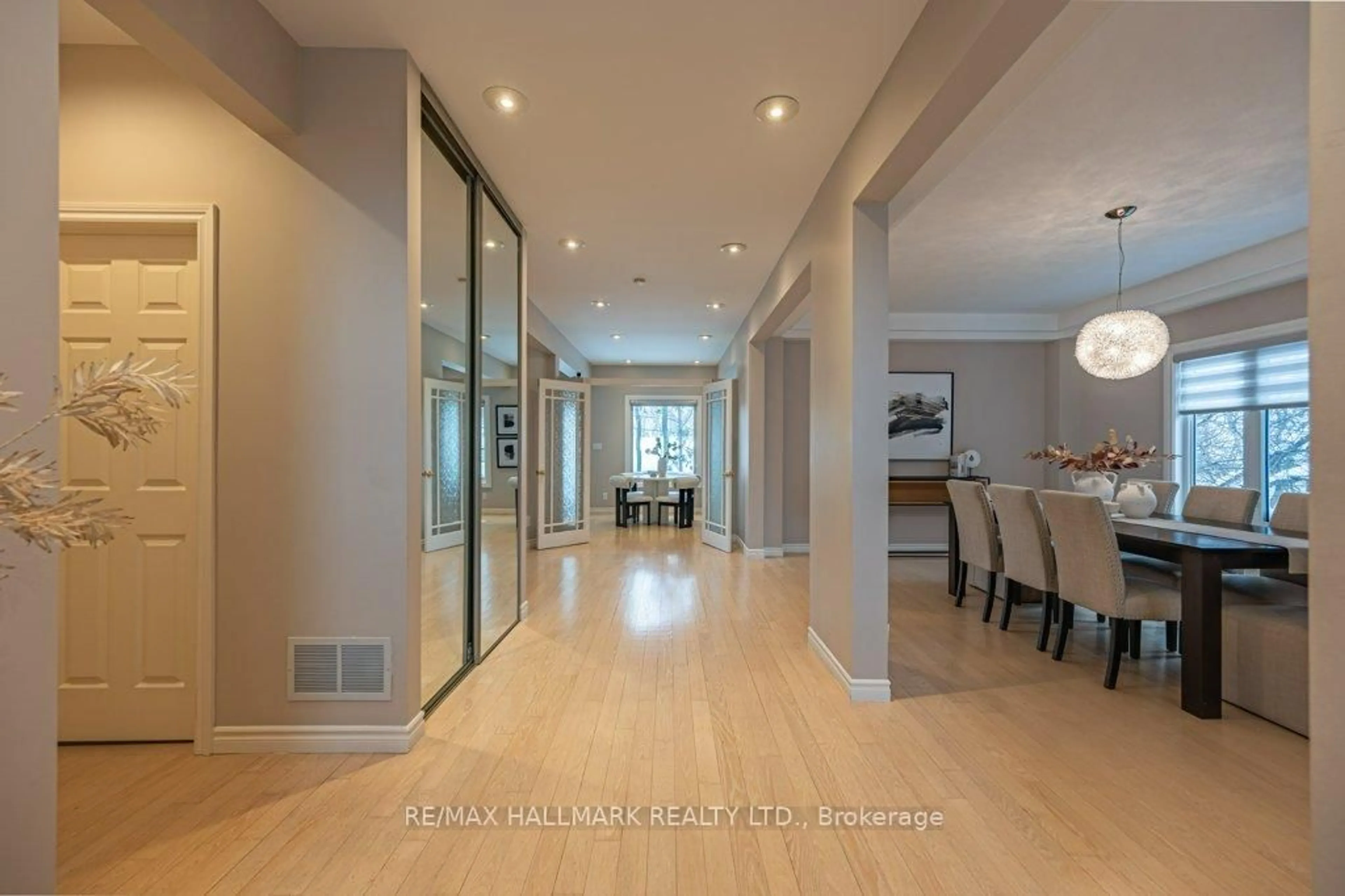 Indoor foyer for 82 Grandview Ave, Markham Ontario L3T 1H4