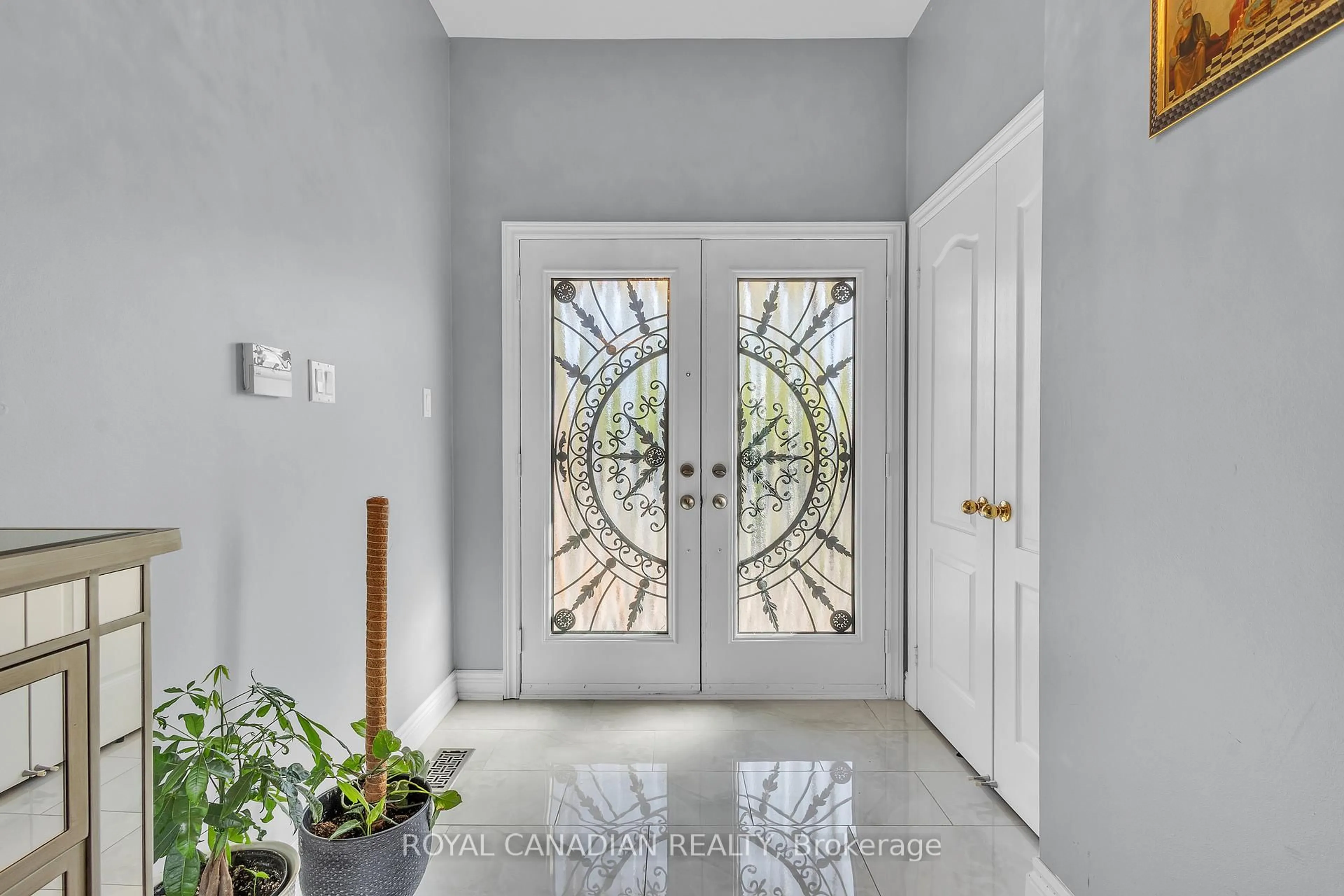 Indoor entryway for 6 Mediterra Dr, Vaughan Ontario L4H 3B6