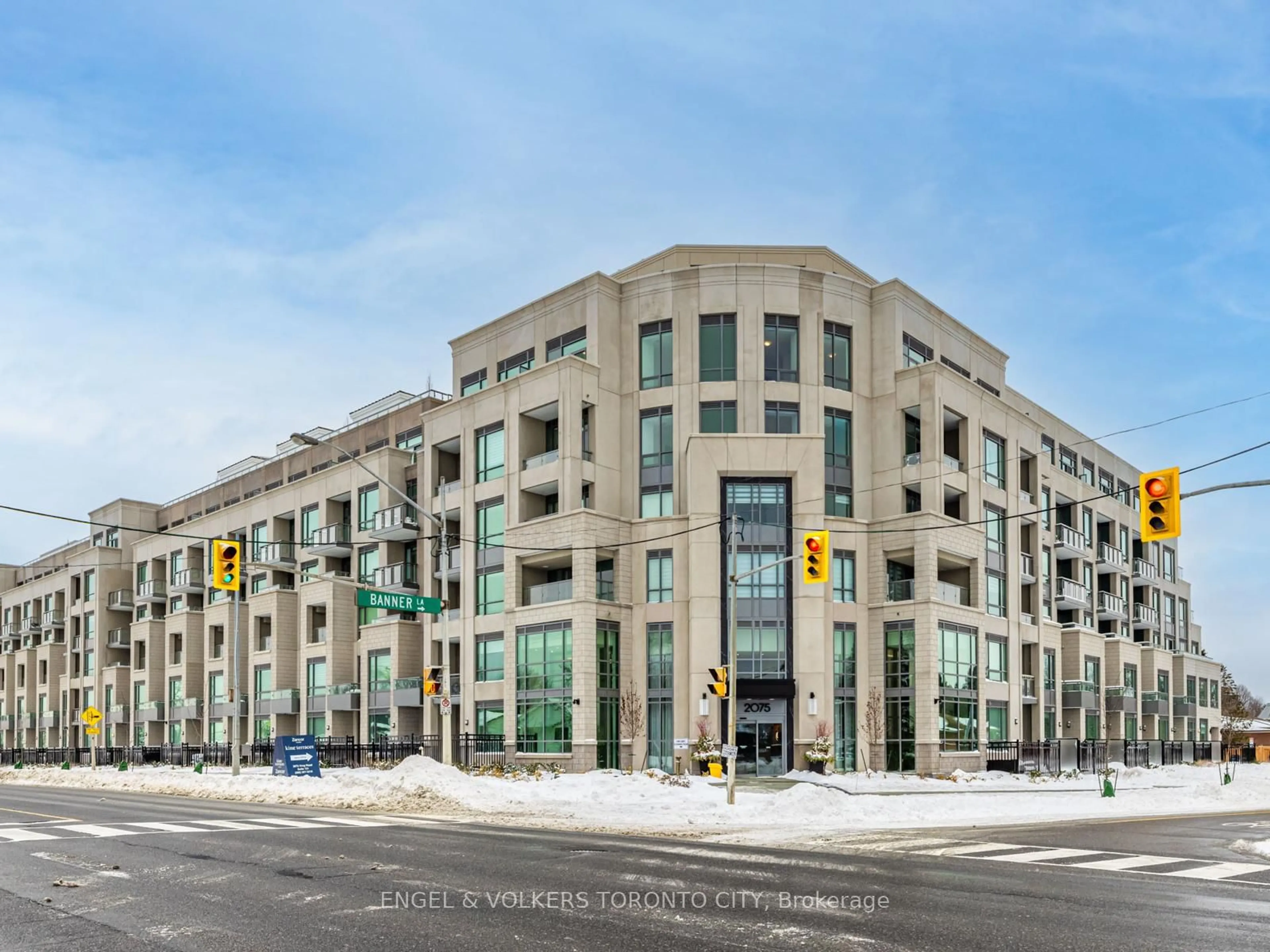 Indoor foyer for 2075 King Rd #249, King Ontario L7B 0R6