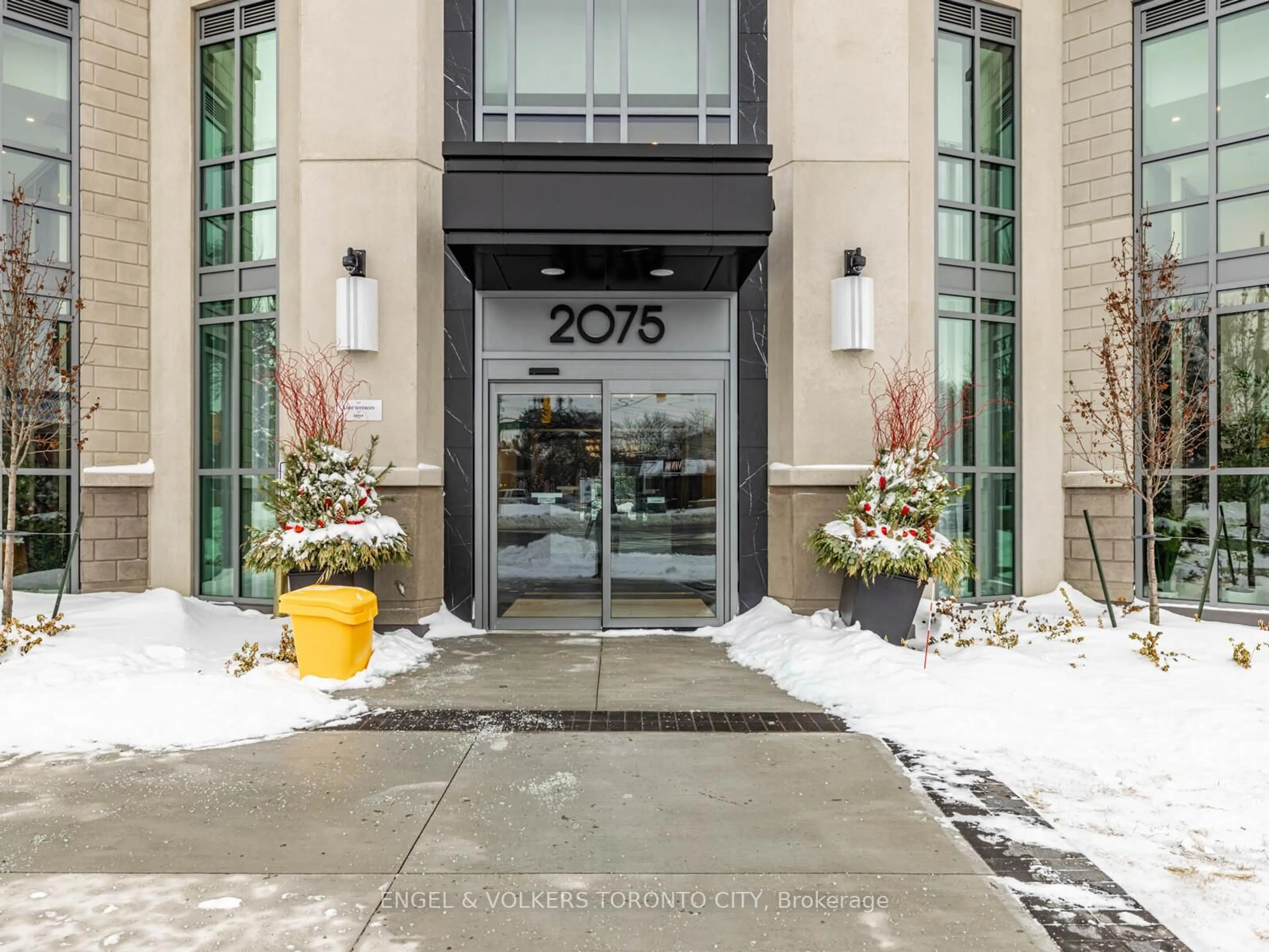 Indoor foyer for 2075 King Rd #249, King Ontario L7B 0R6