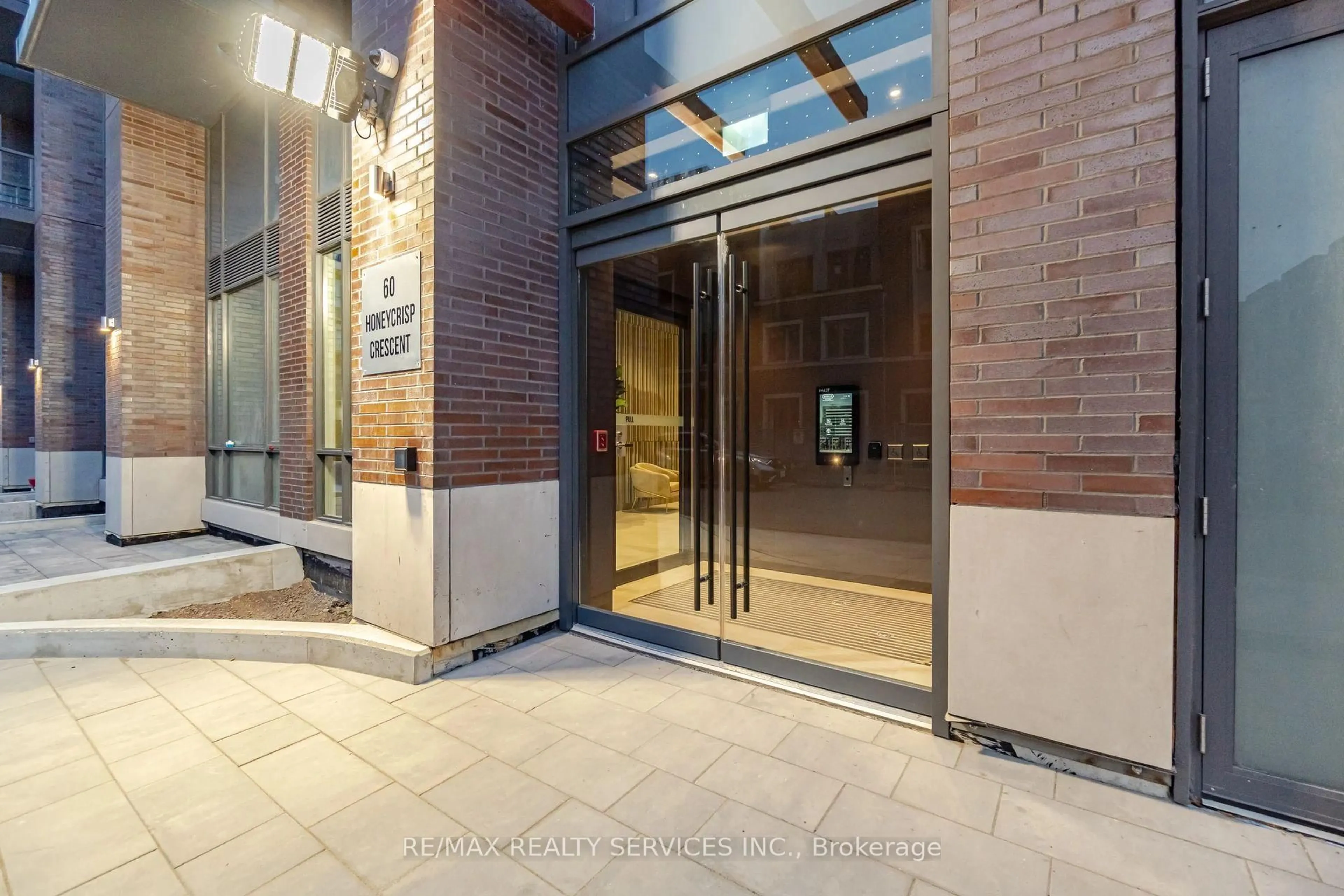 Indoor foyer for 60 Honeycrisp Cres #1007, Vaughan Ontario L4K 0N5