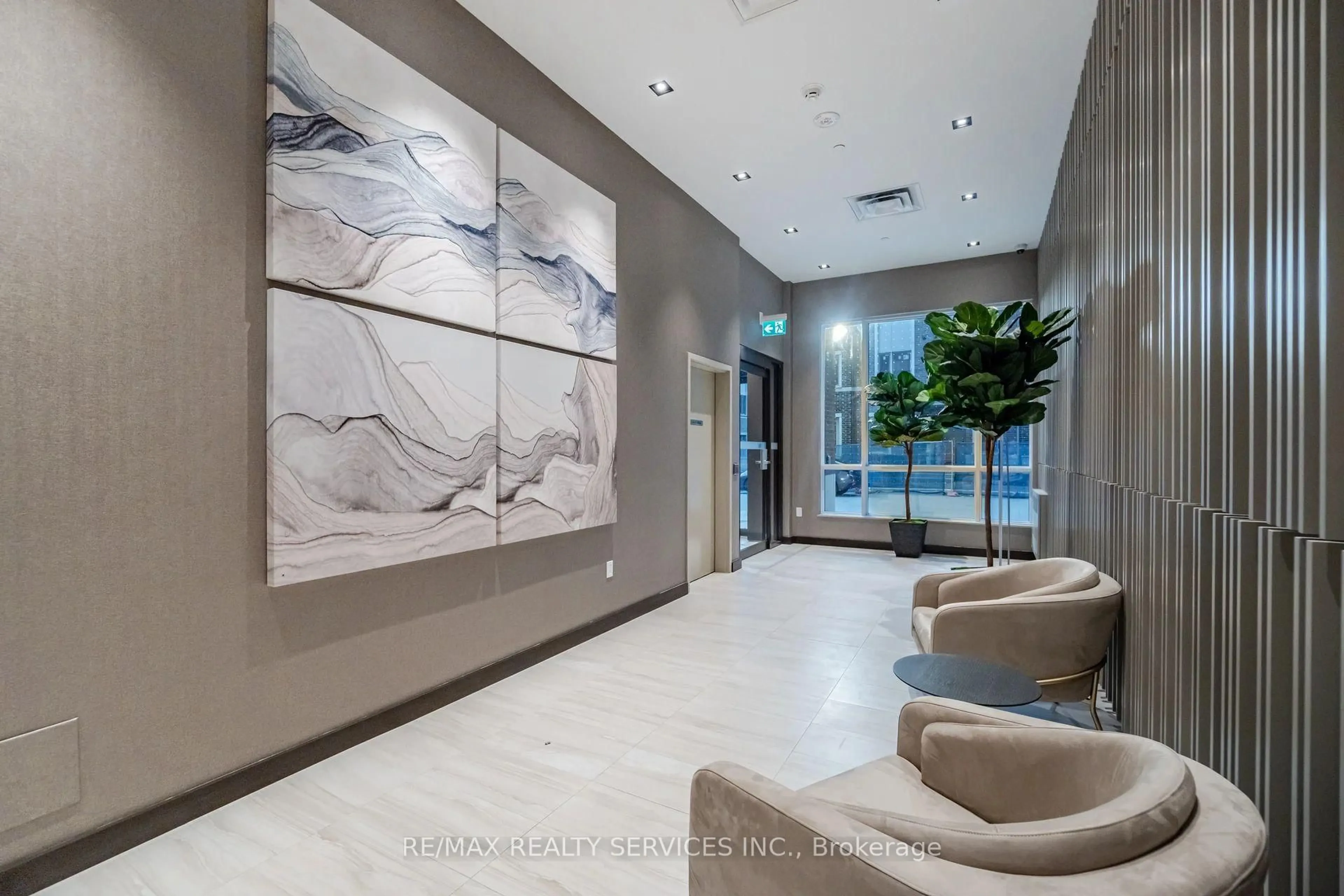 Indoor foyer for 60 Honeycrisp Cres #1007, Vaughan Ontario L4K 0N5