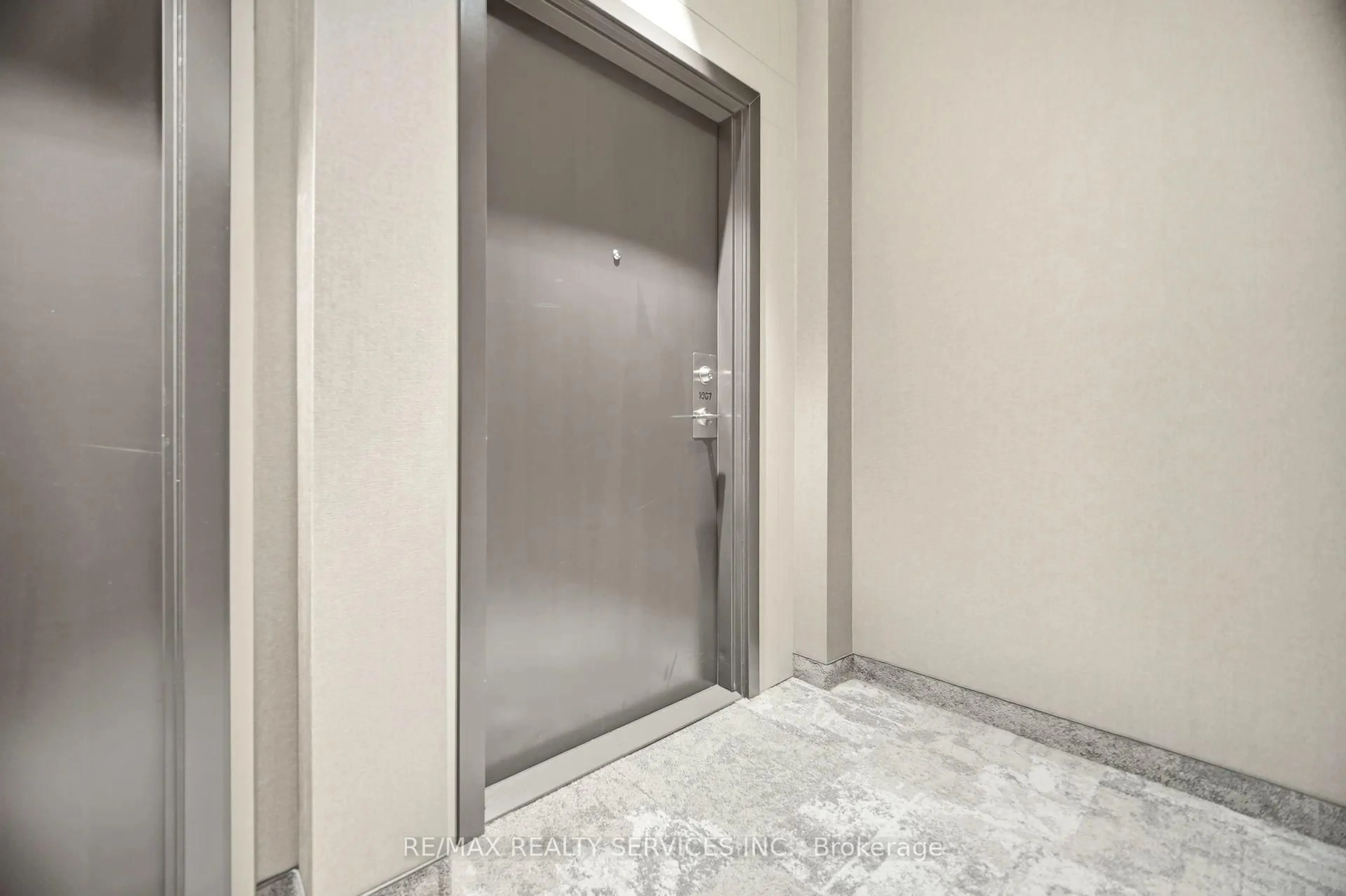 Indoor foyer for 60 Honeycrisp Cres #1007, Vaughan Ontario L4K 0N5