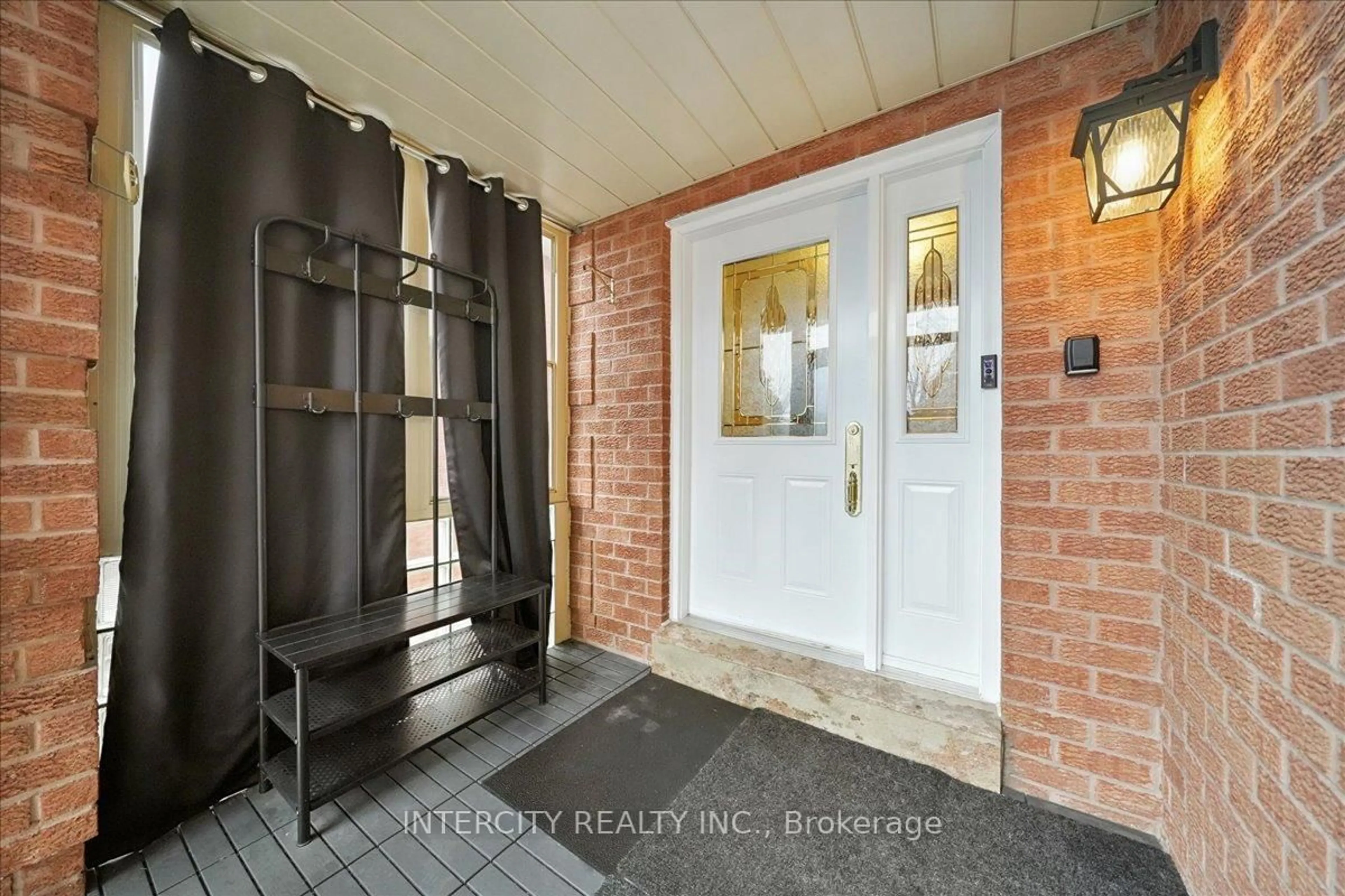 Indoor entryway for 67 Sonny St, Vaughan Ontario L6A 1B8