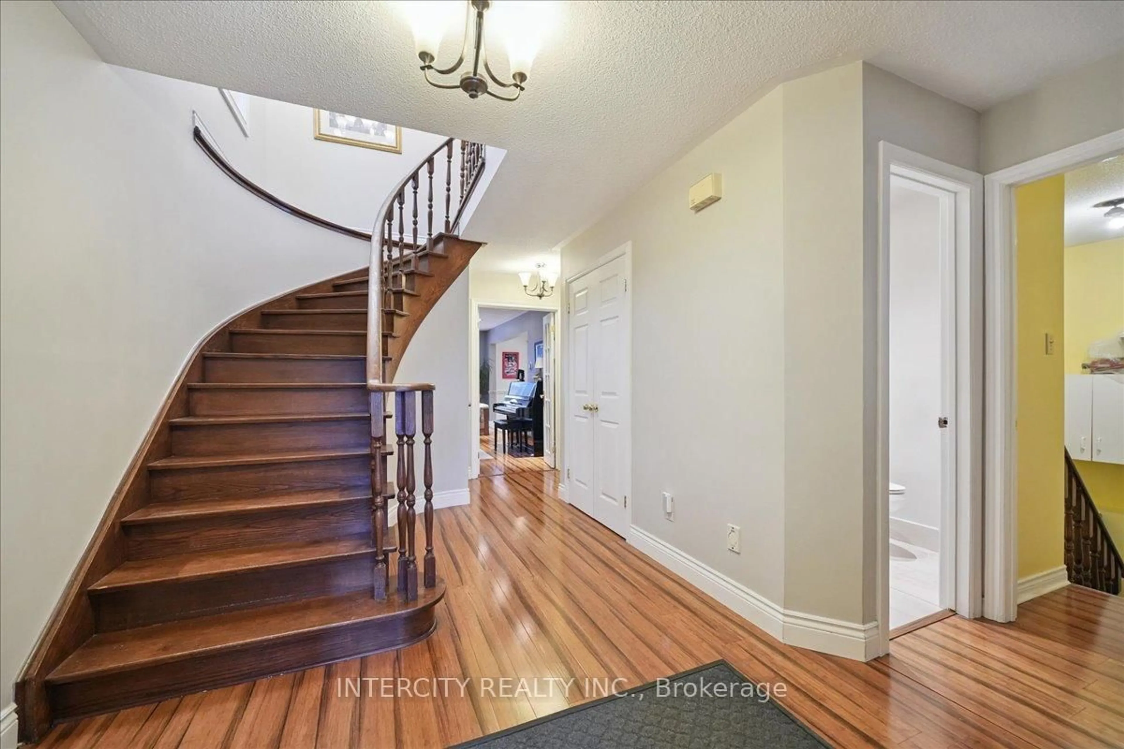 Indoor entryway for 67 Sonny St, Vaughan Ontario L6A 1B8