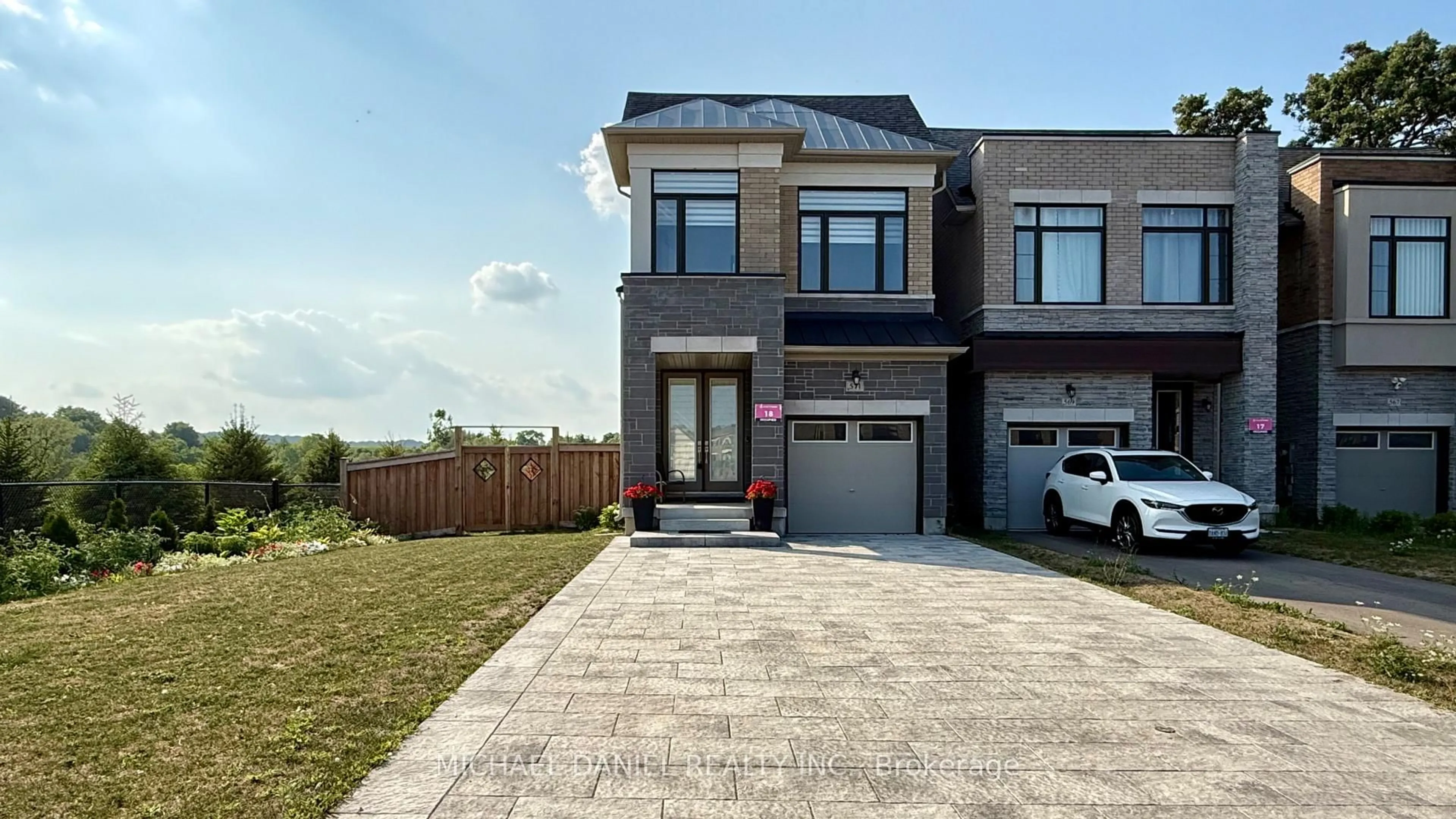 Home with brick exterior material, street for 571 New England Crt, Newmarket Ontario L3X 2Z1