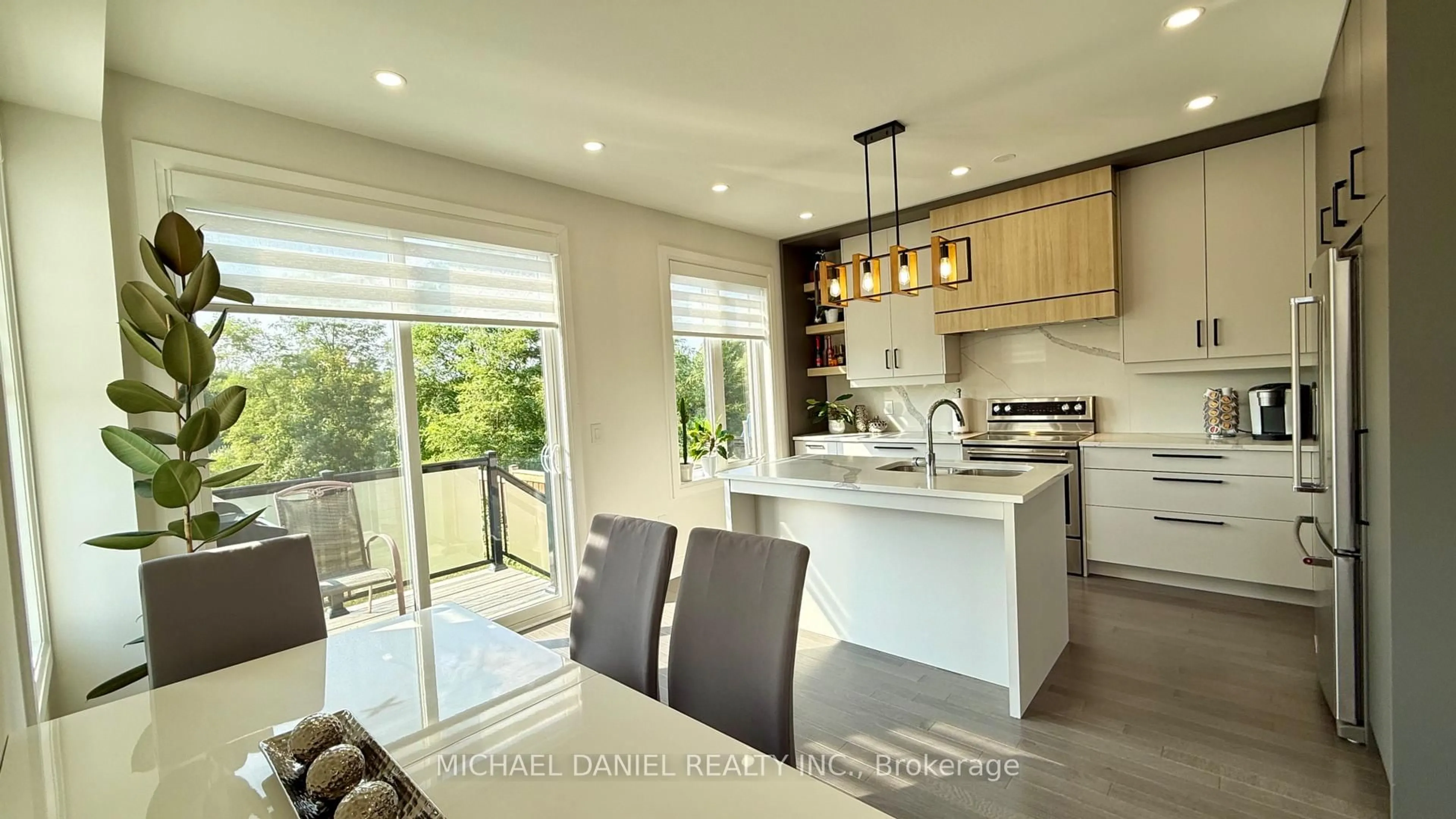 Open concept kitchen, unknown for 571 New England Crt, Newmarket Ontario L3X 2Z1