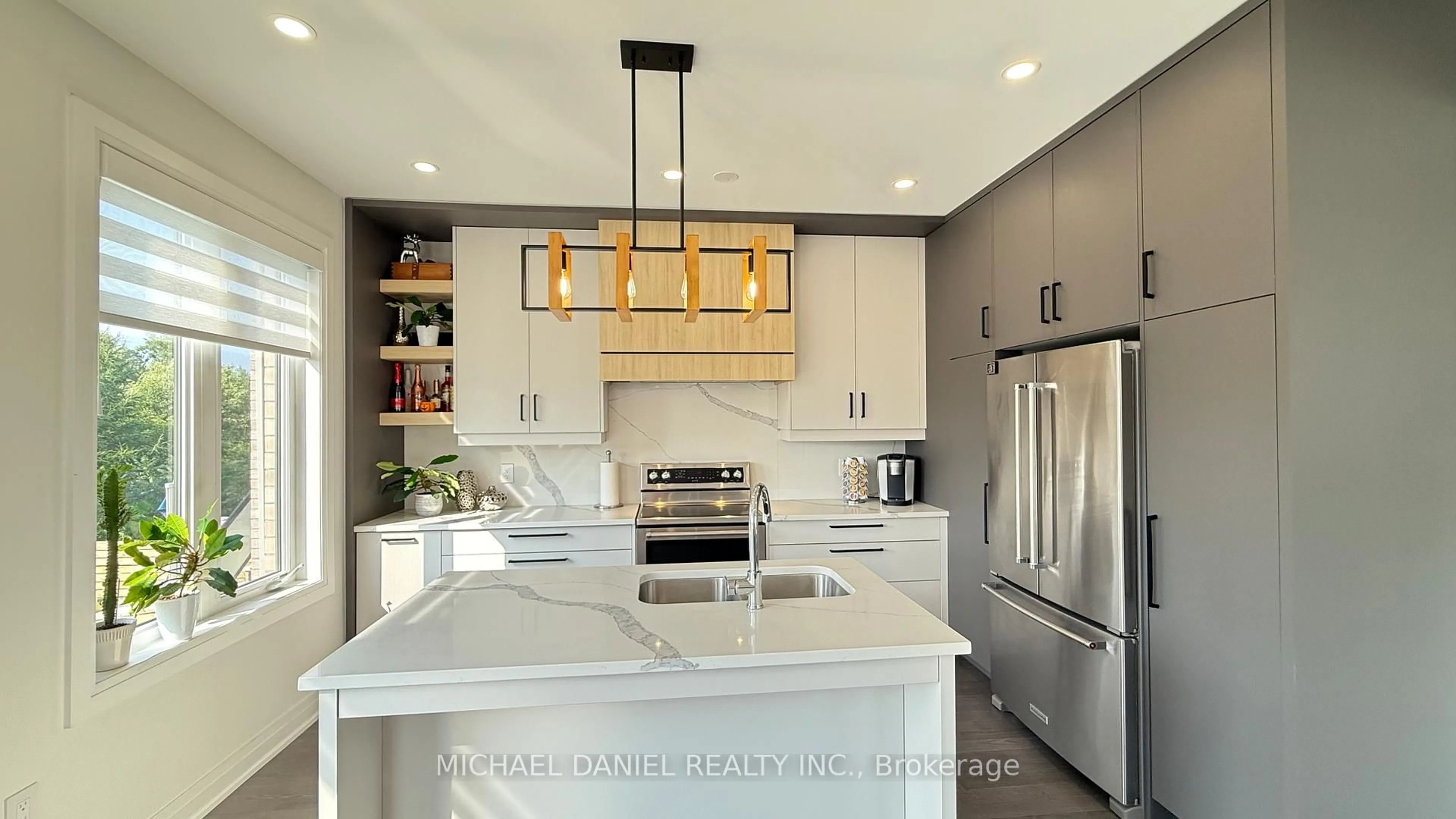 Contemporary kitchen, unknown for 571 New England Crt, Newmarket Ontario L3X 2Z1