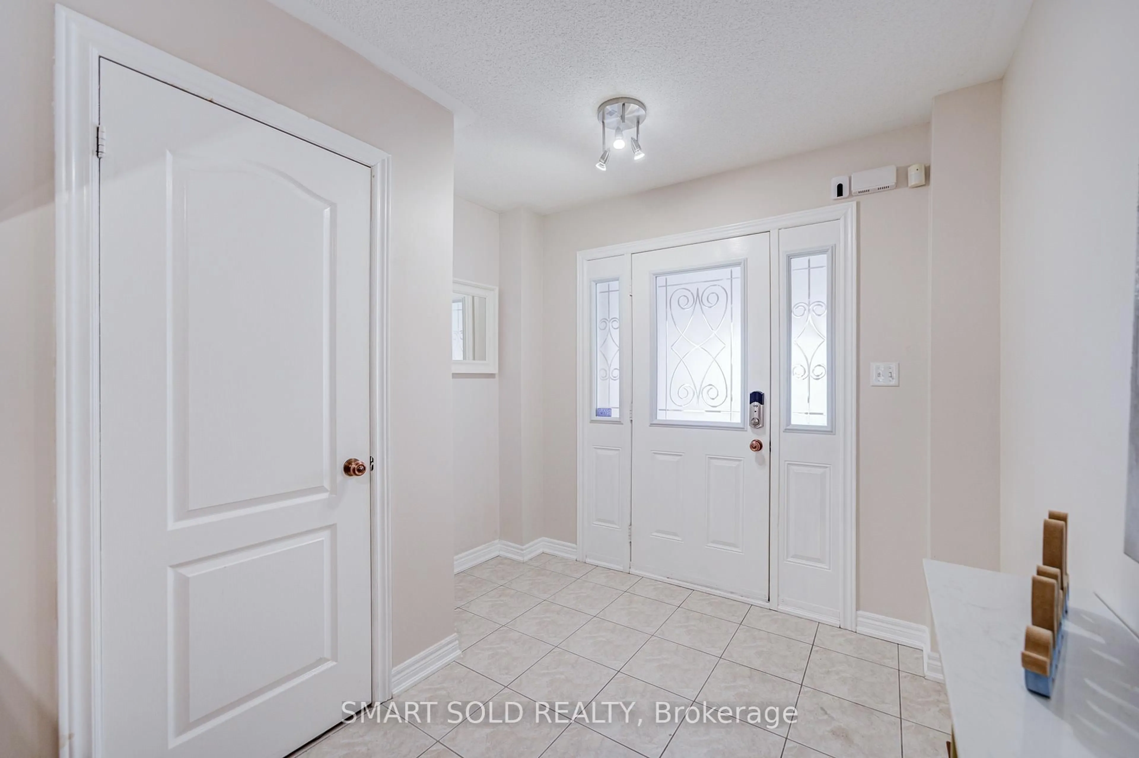 Indoor entryway for 16 Lealinds Rd, Vaughan Ontario L6A 0P5