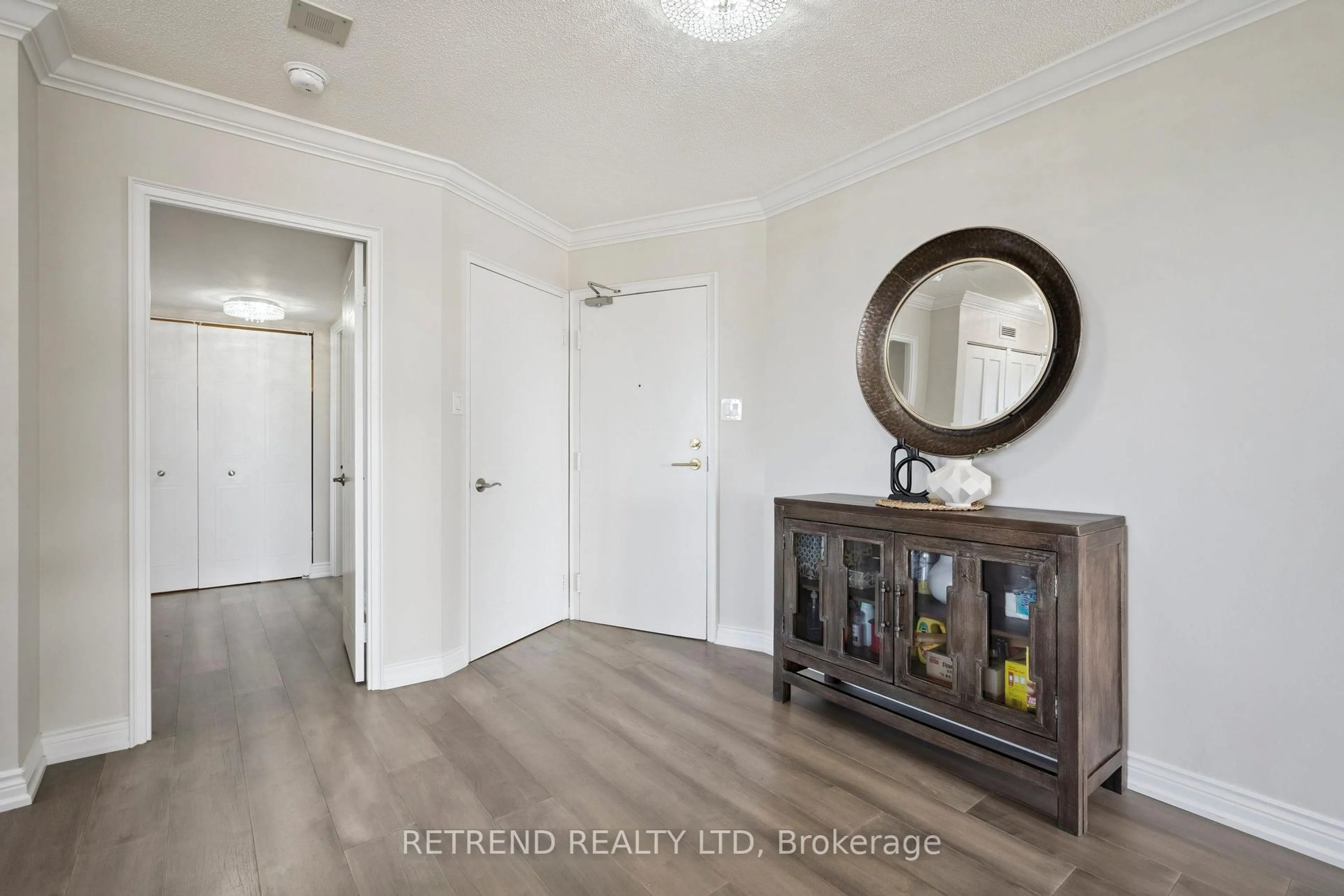 Indoor entryway for 32 Clarissa Dr #826, Richmond Hill Ontario L4C 9R7