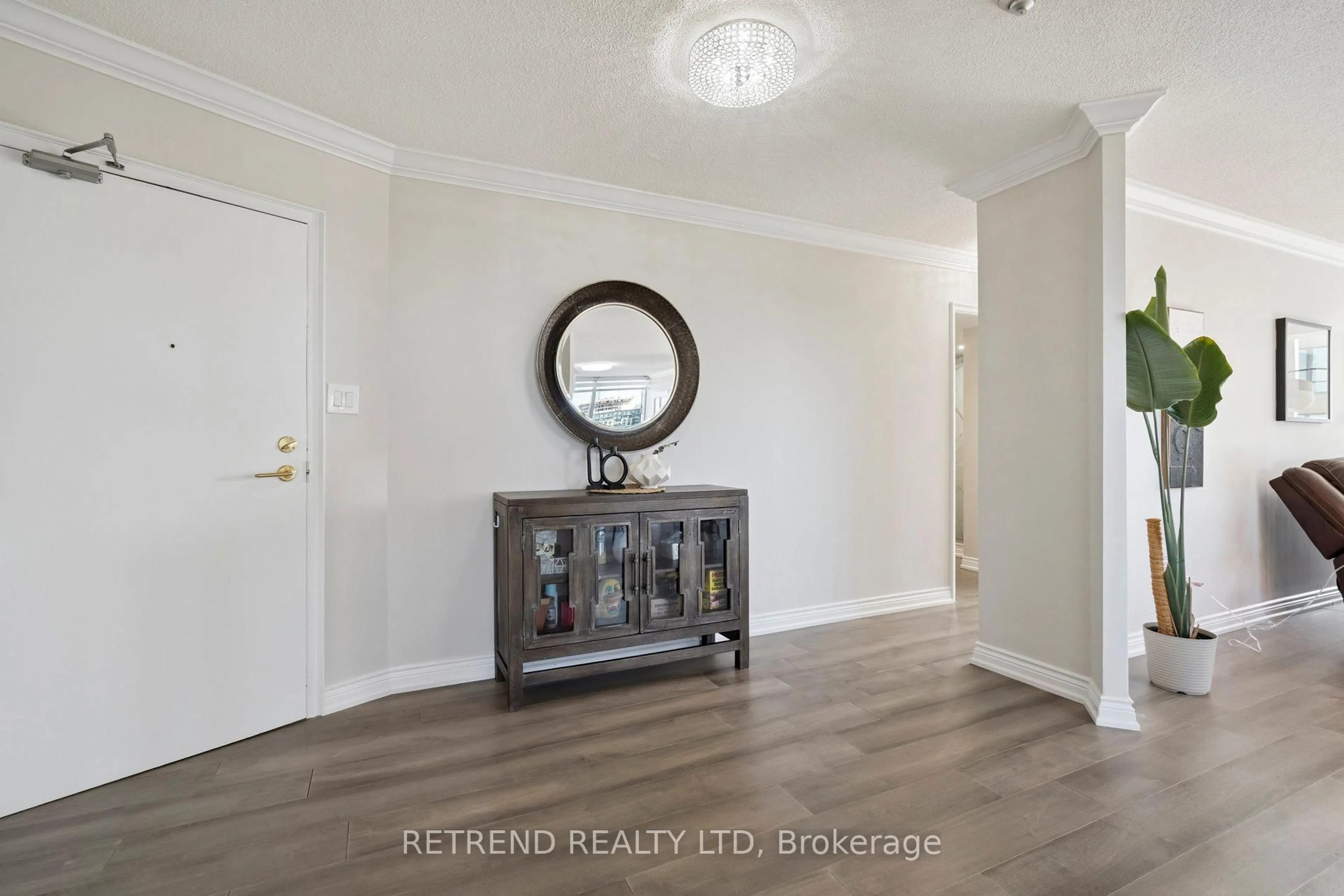 Indoor entryway for 32 Clarissa Dr #826, Richmond Hill Ontario L4C 9R7