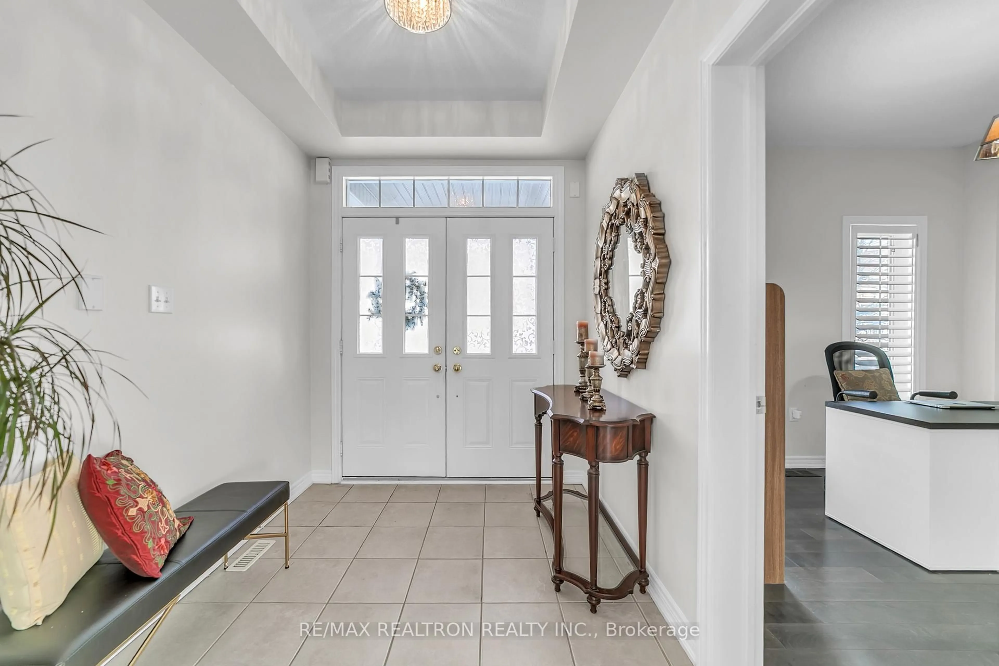 Indoor entryway for 46 Carness Cres, Georgina Ontario L4P 0B8