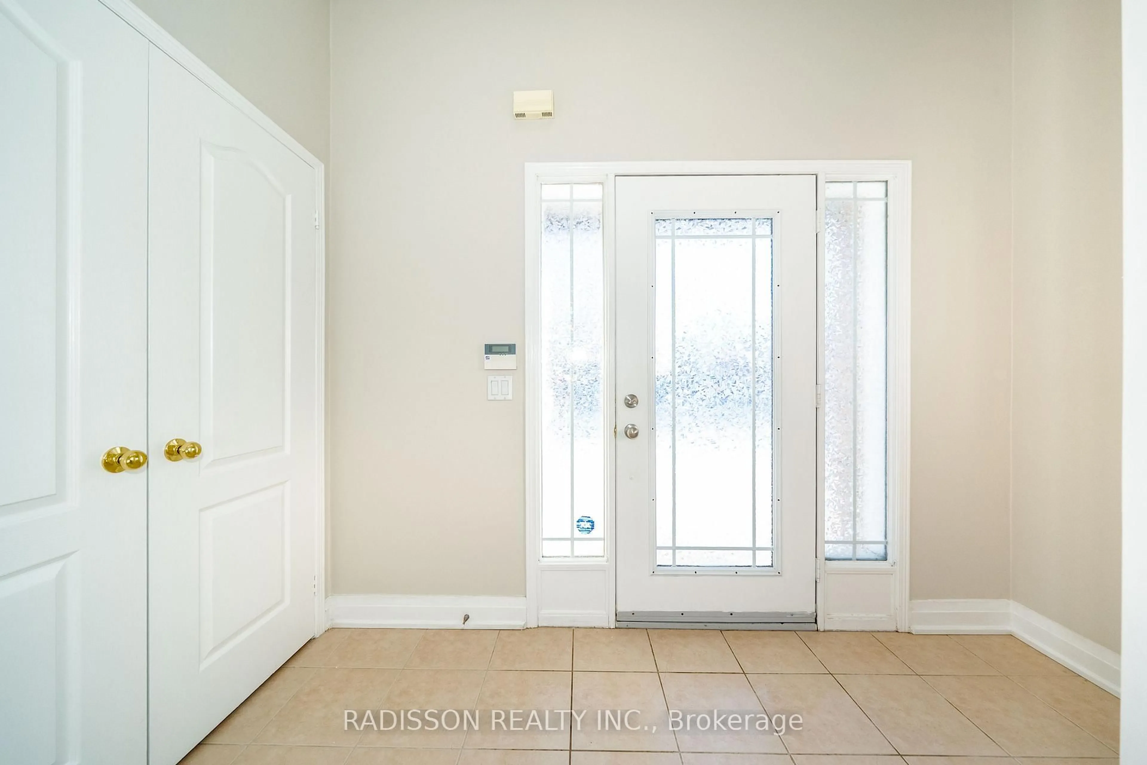 Indoor entryway for 94 Bilbrough St, Aurora Ontario L4G 7W4