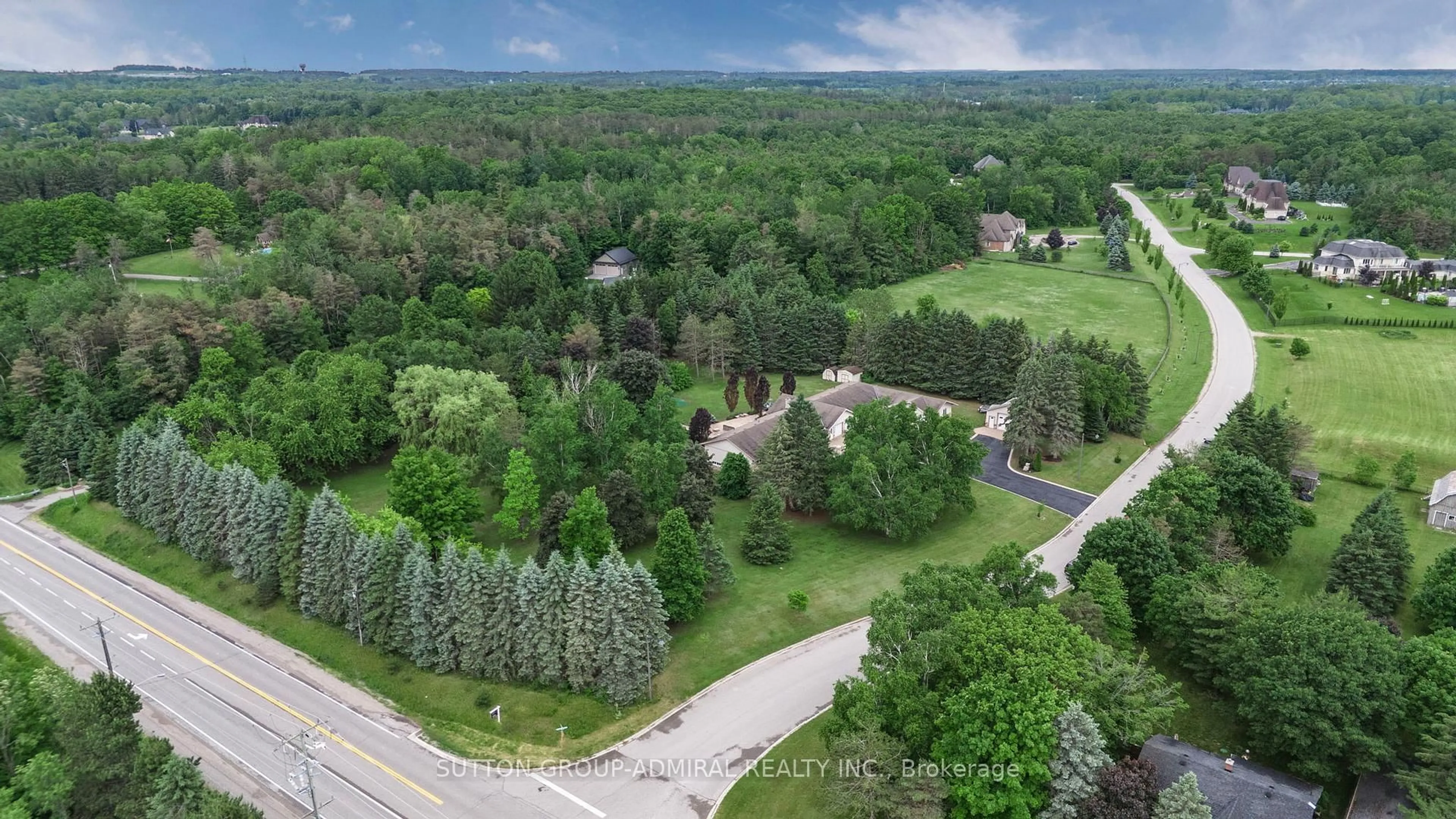 A pic from outside/outdoor area/front of a property/back of a property/a pic from drone, forest/trees view for 120 Lake Woods Dr, Whitchurch-Stouffville Ontario L4A 1P1