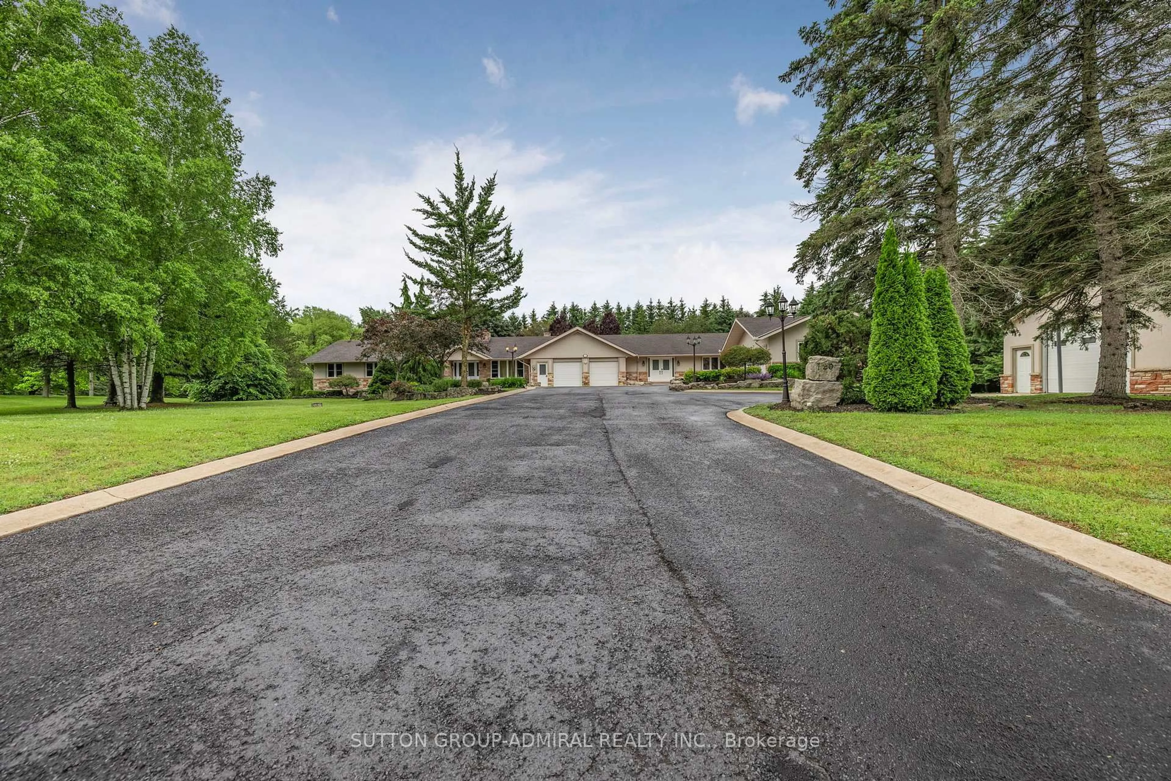 A pic from outside/outdoor area/front of a property/back of a property/a pic from drone, street for 120 Lake Woods Dr, Whitchurch-Stouffville Ontario L4A 1P1