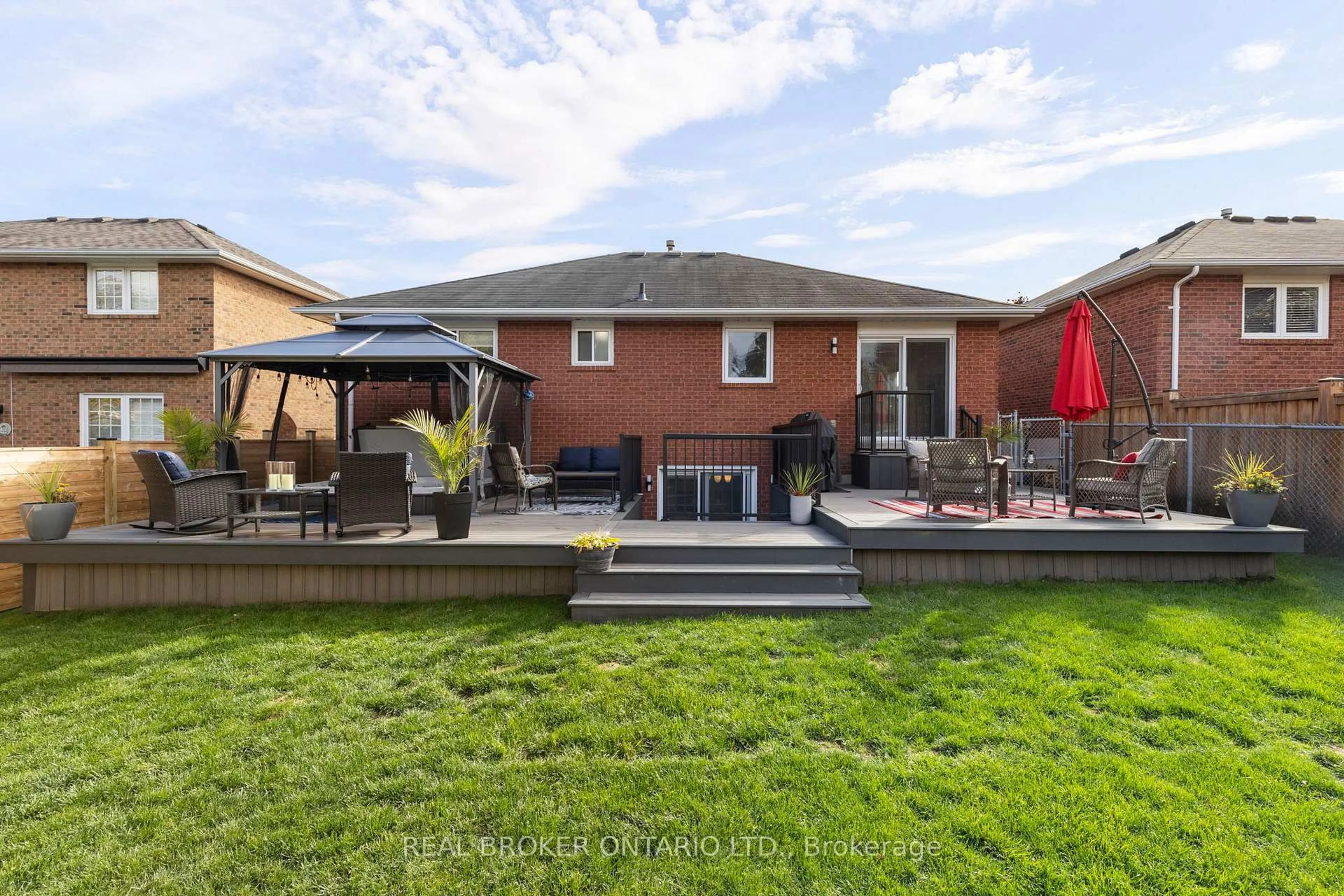 Patio, street for 22 Countryside Crt, Bradford West Gwillimbury Ontario L3Z 2Z8