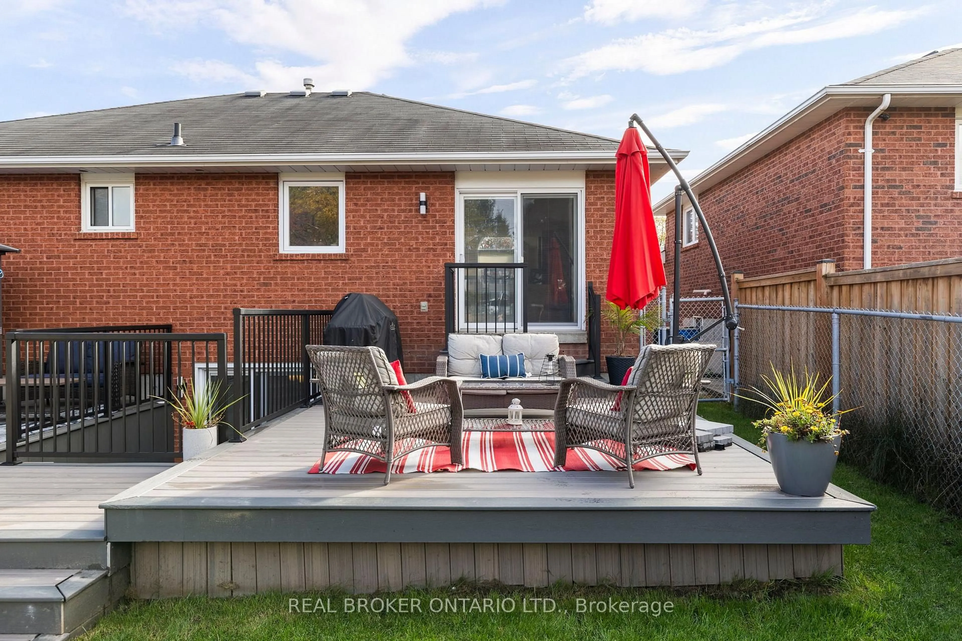 Patio, street for 22 Countryside Crt, Bradford West Gwillimbury Ontario L3Z 2Z8