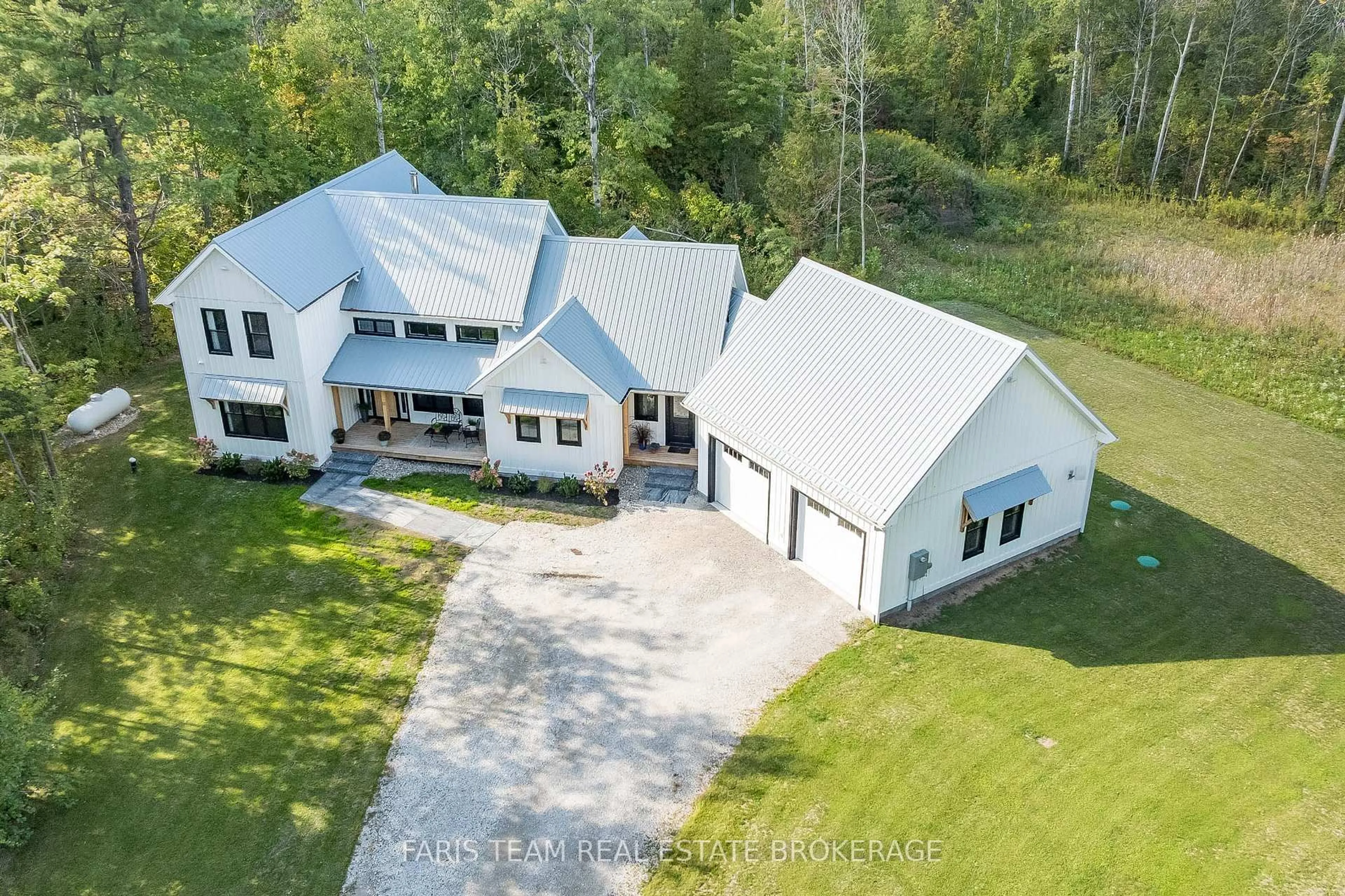 A pic from outside/outdoor area/front of a property/back of a property/a pic from drone, unknown for 190 Toll Rd, King Ontario L9N 1G6