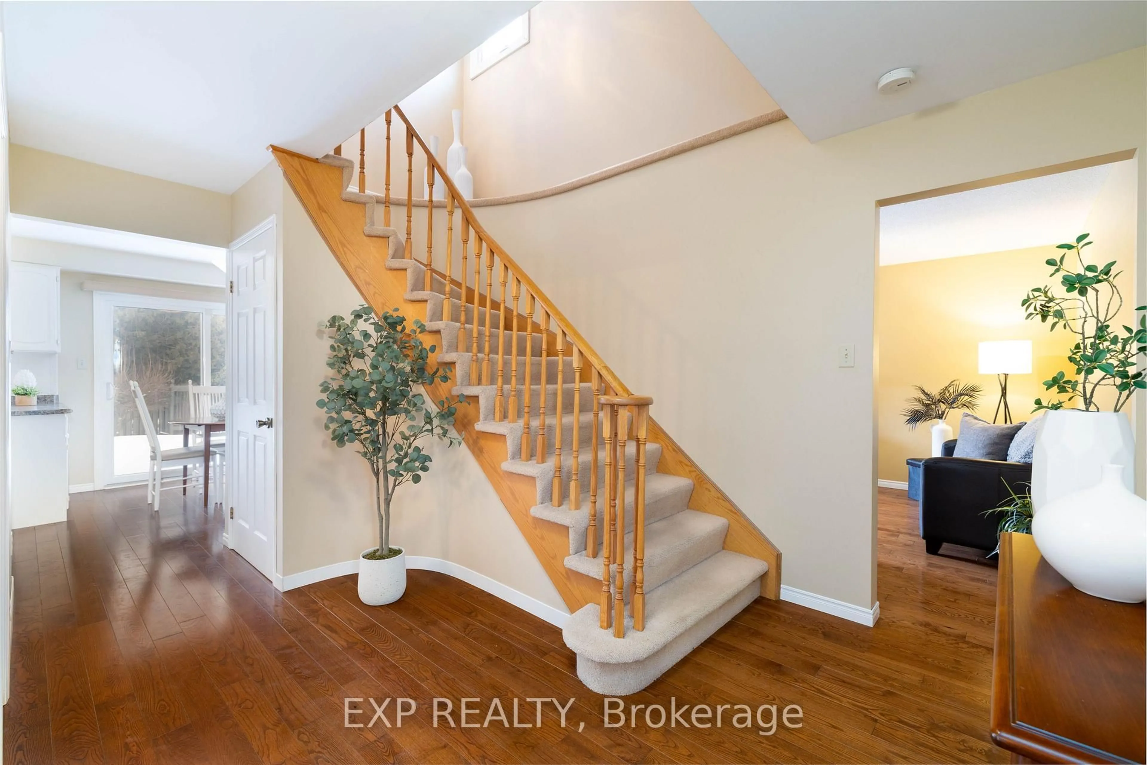 Indoor entryway for 200 Biscayne Blvd, Georgina Ontario L4P 3L5