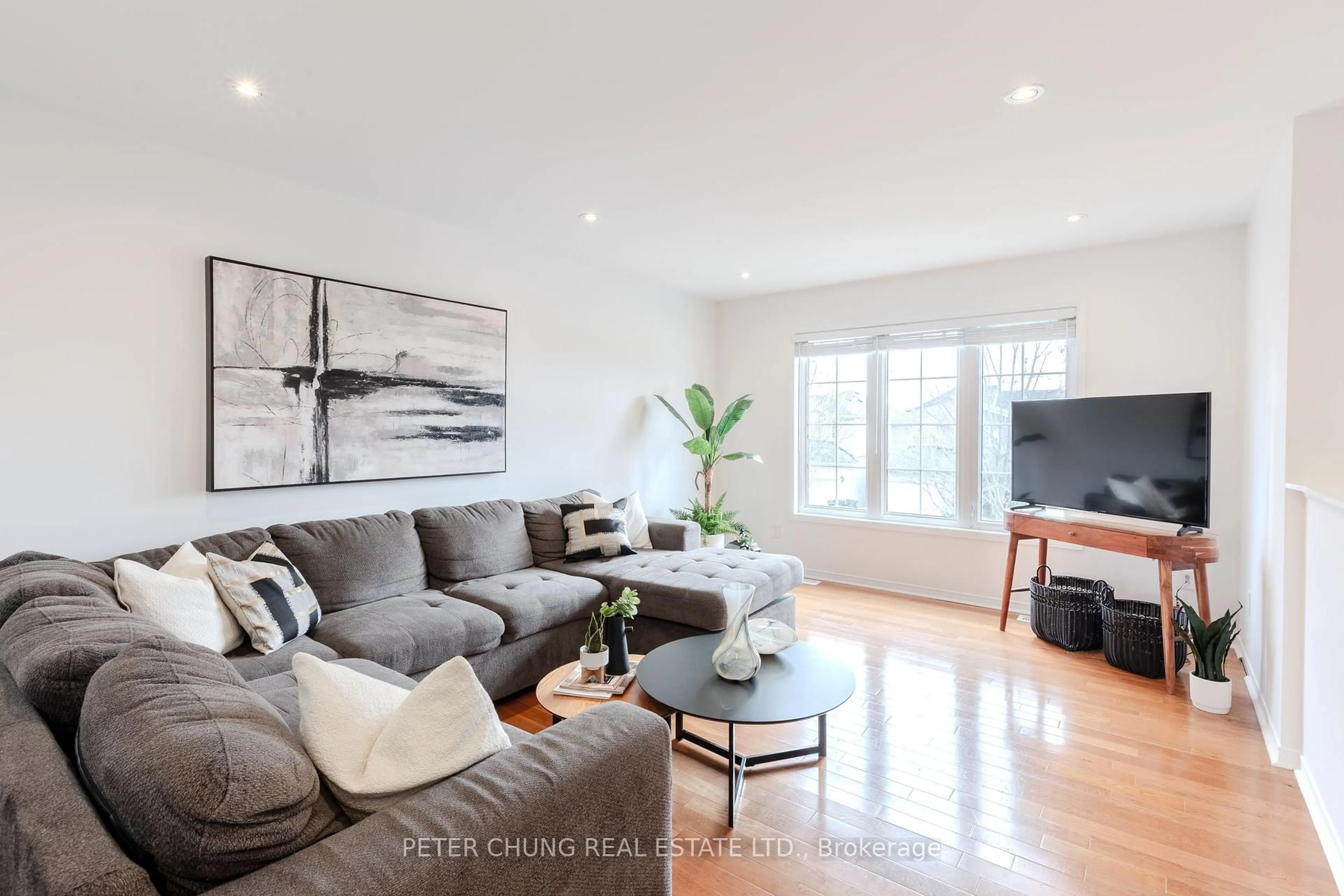 Living room with furniture, unknown for 7 Veseli Crt, Bradford West Gwillimbury Ontario L3Z 3C3