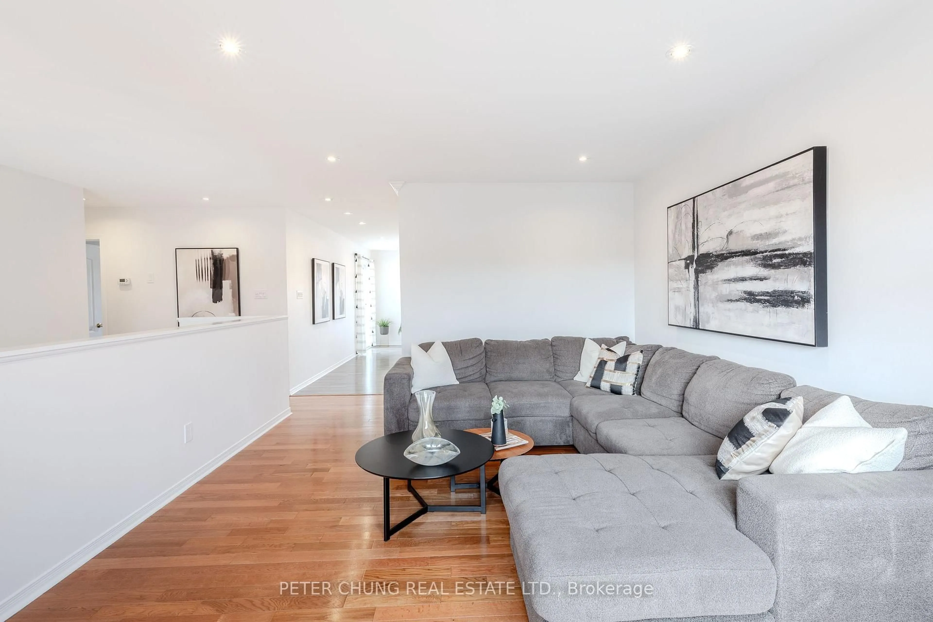 Living room with furniture, wood/laminate floor for 7 Veseli Crt, Bradford West Gwillimbury Ontario L3Z 3C3