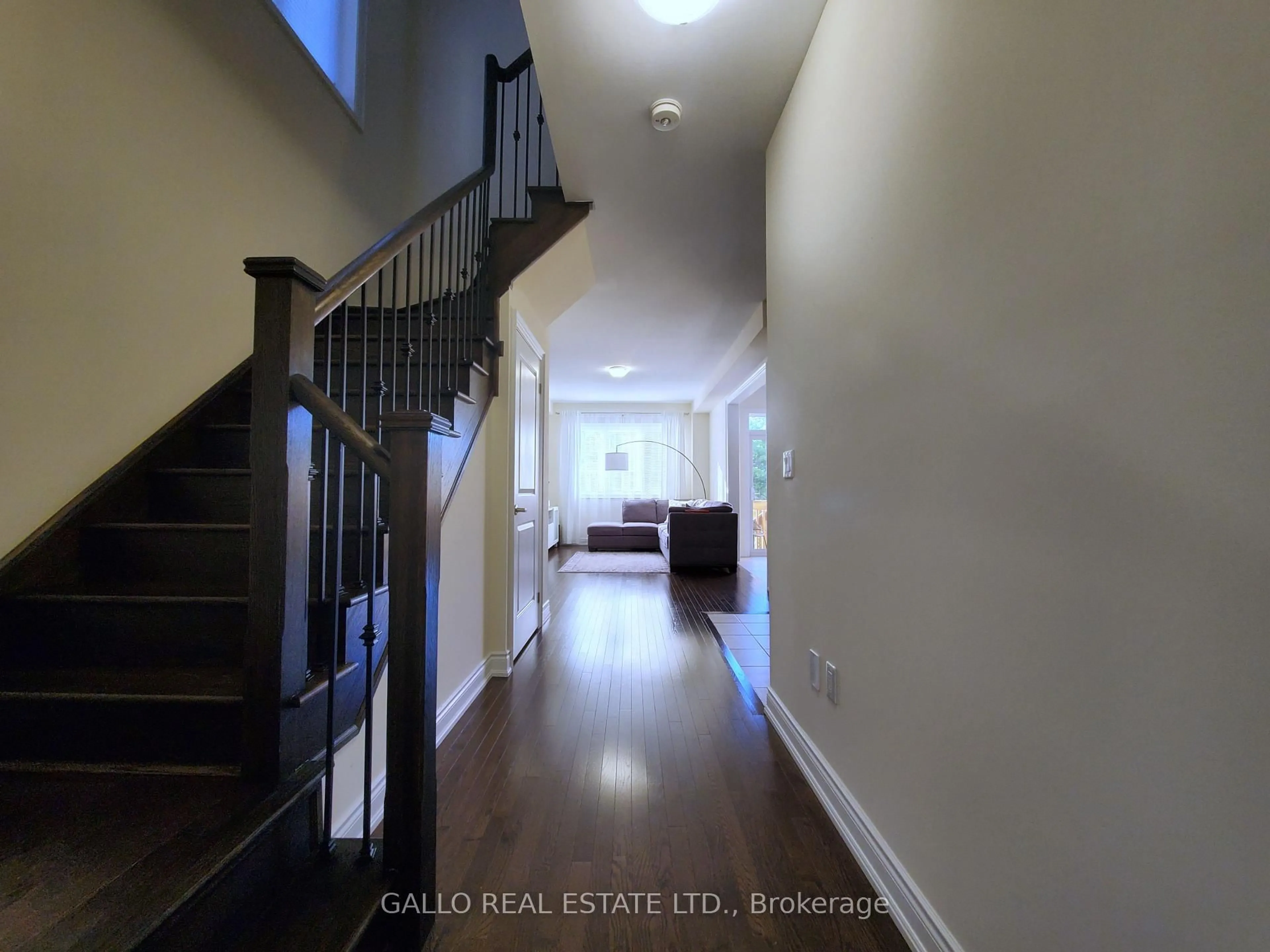 Indoor foyer for 124 Countryman Rd, East Gwillimbury Ontario L9N 0N8