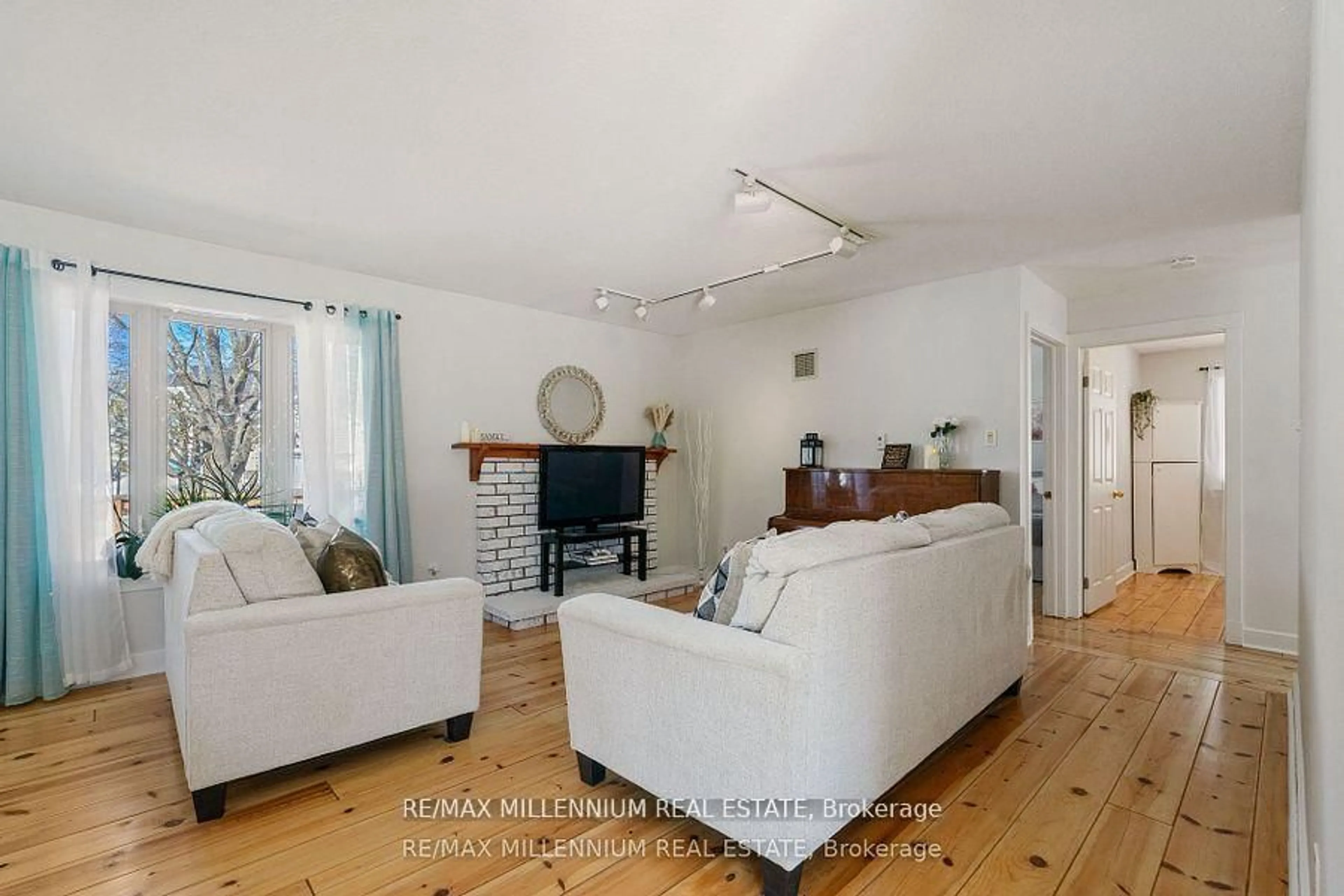 Living room with furniture, wood/laminate floor for 759 Chestnut St, Innisfil Ontario L9S 2H8