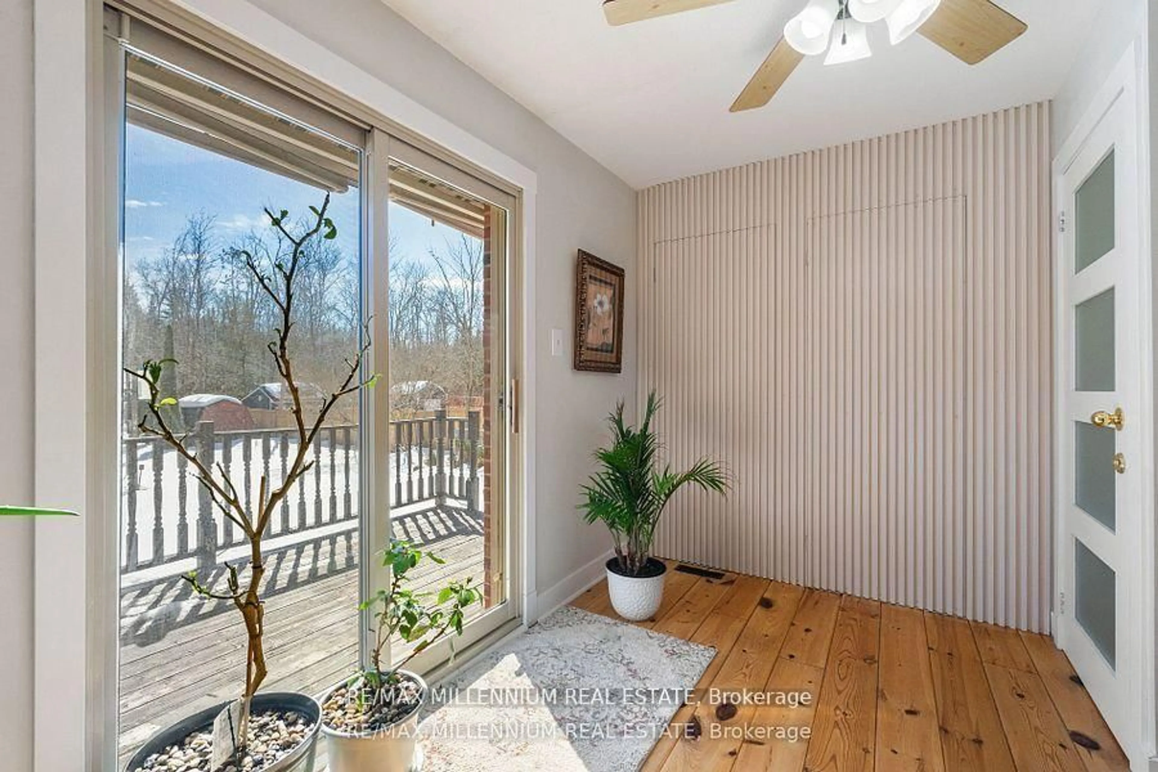 Indoor entryway for 759 Chestnut St, Innisfil Ontario L9S 2H8