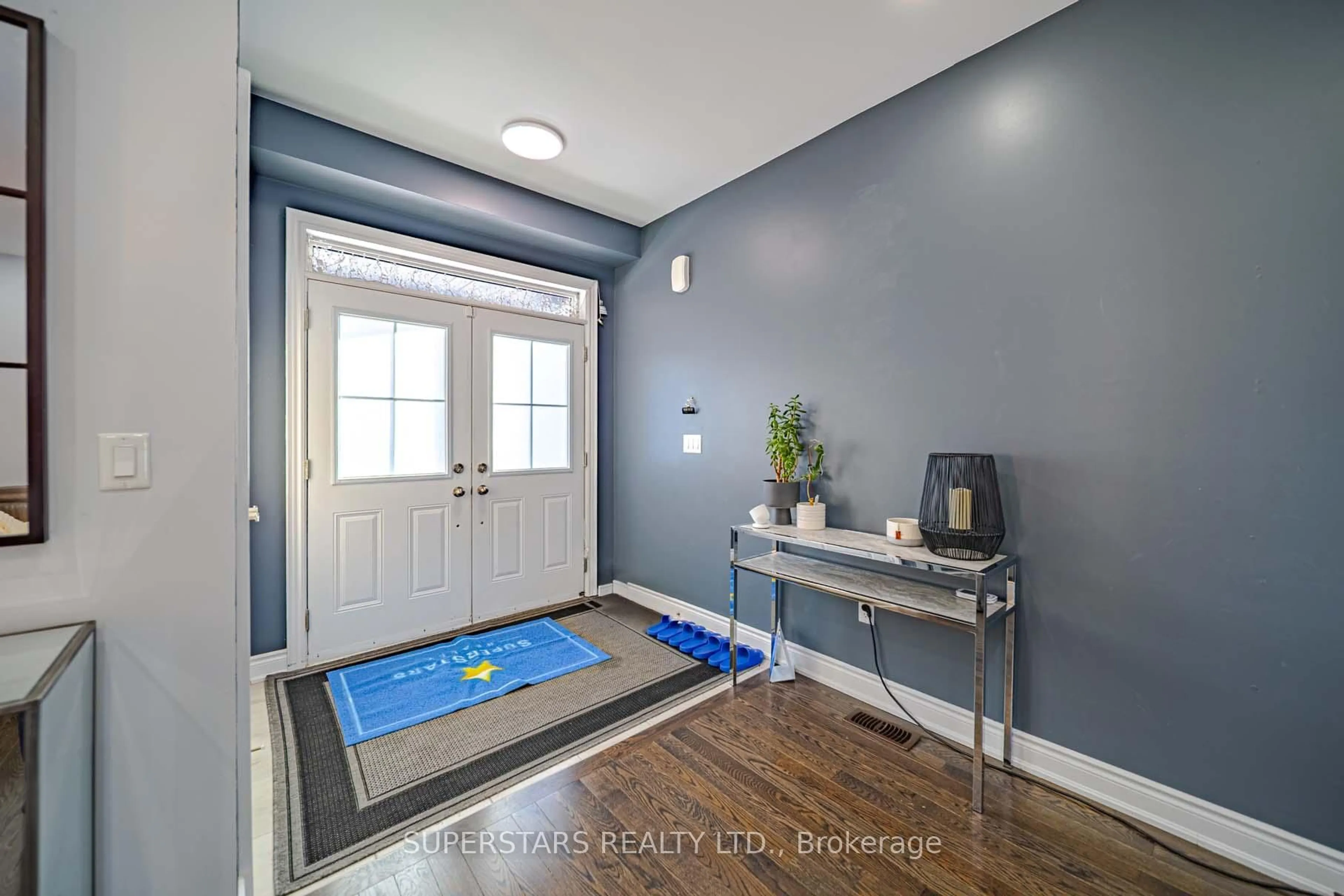 Indoor entryway for 30 Festival Crt, East Gwillimbury Ontario L9N 0N8