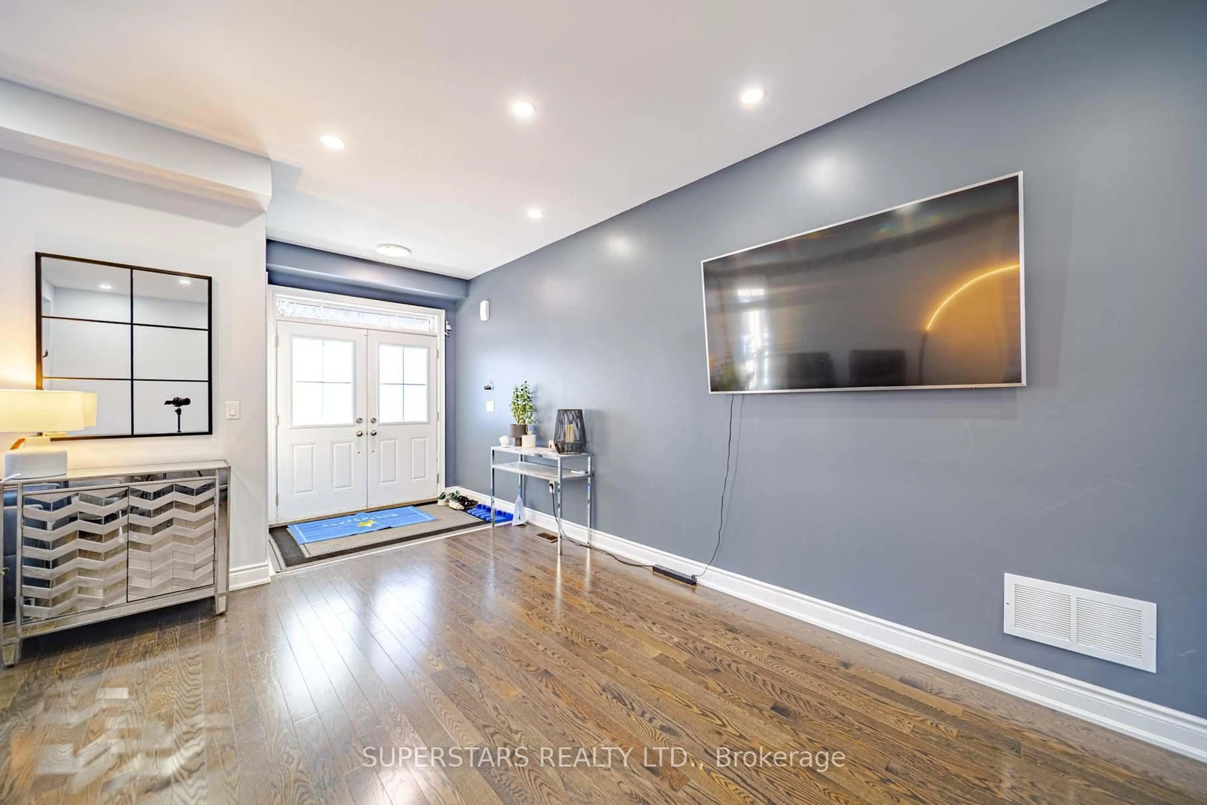 Unknown for 30 Festival Crt, East Gwillimbury Ontario L9N 0N8