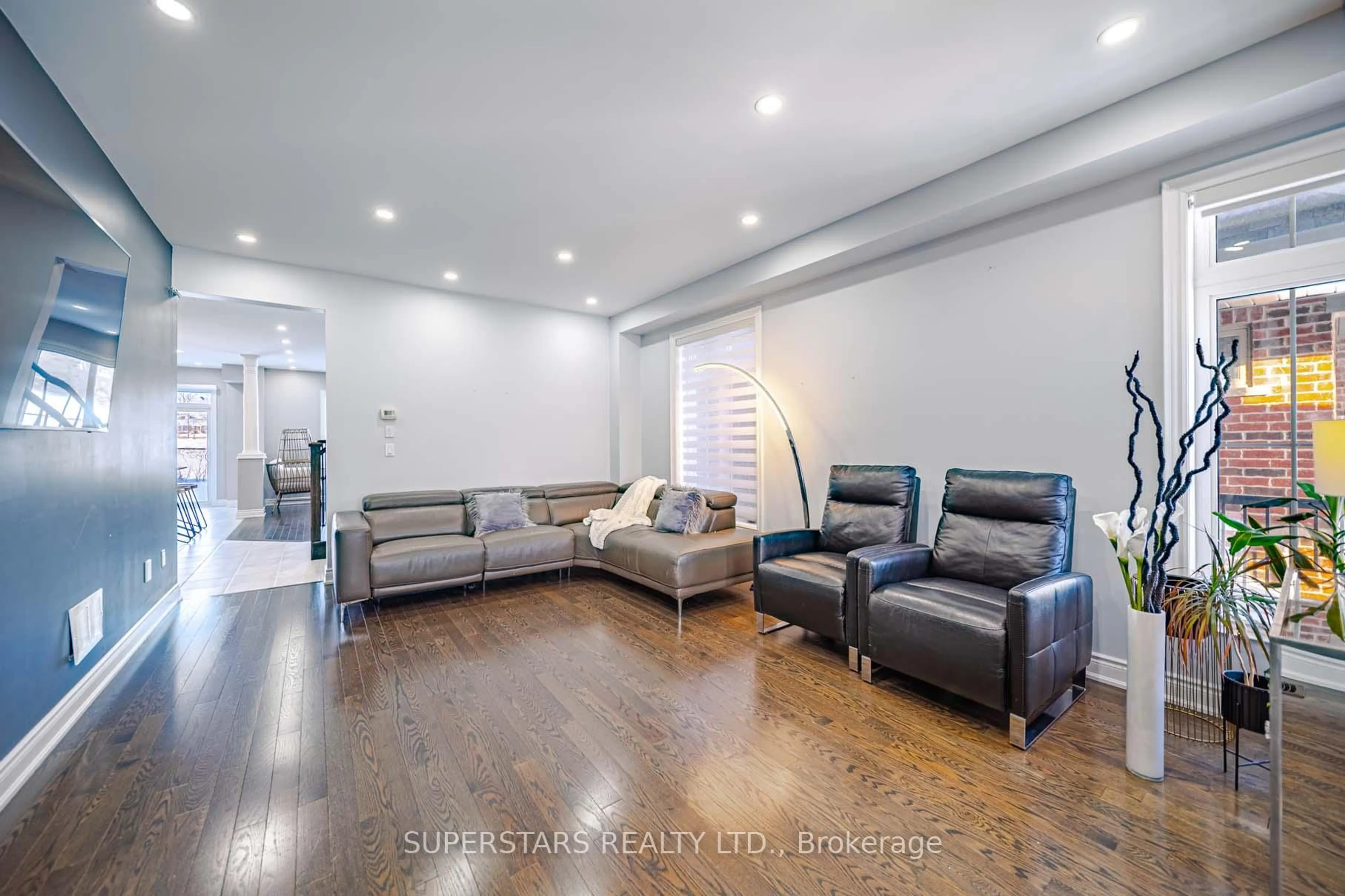 Living room with furniture, unknown for 30 Festival Crt, East Gwillimbury Ontario L9N 0N8