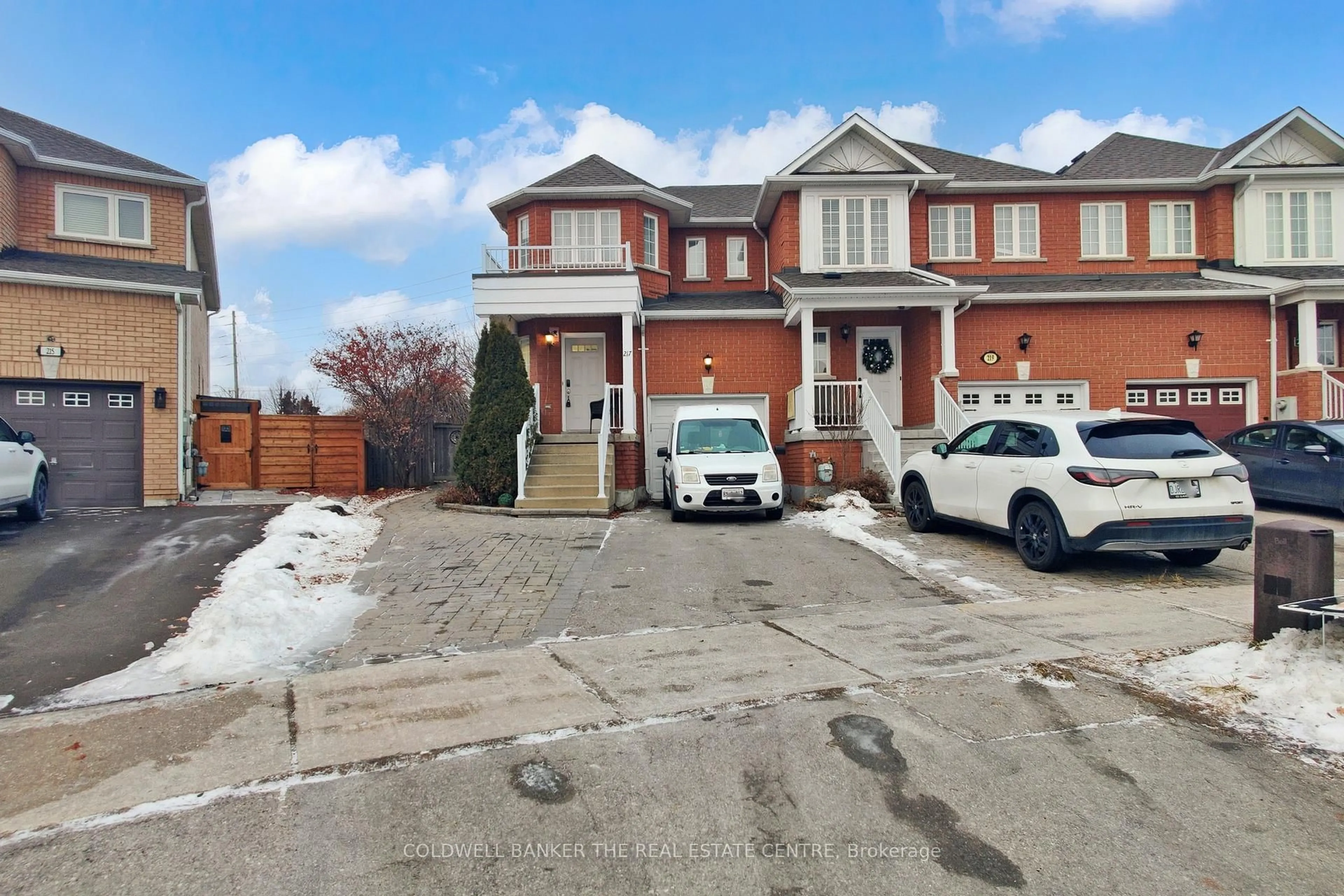 A pic from outside/outdoor area/front of a property/back of a property/a pic from drone, street for 217 Stonebriar Dr, Vaughan Ontario L6A 4A3