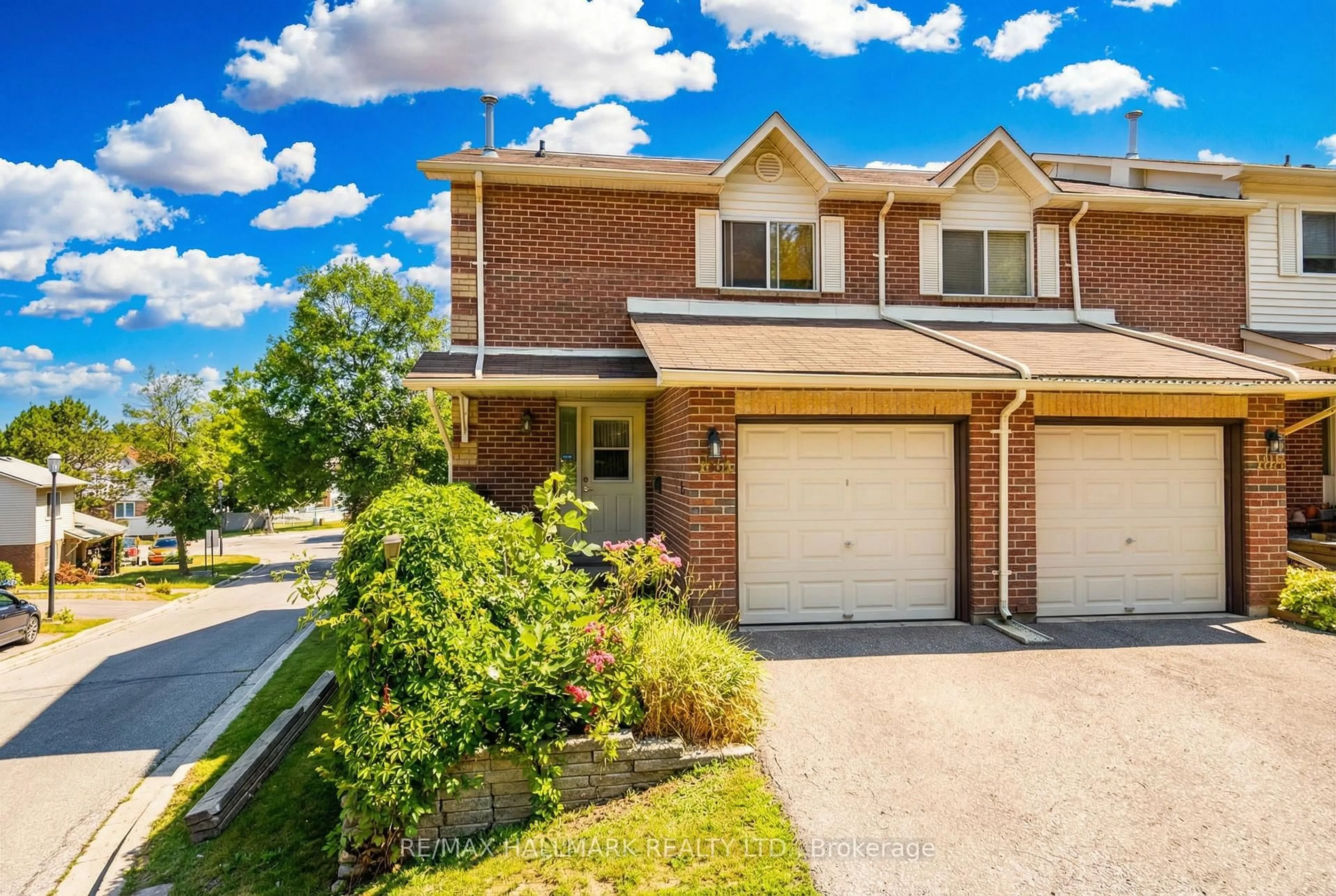 Home with brick exterior material, street for 595 Gibney Cres #16, Newmarket Ontario L3X 1Y3