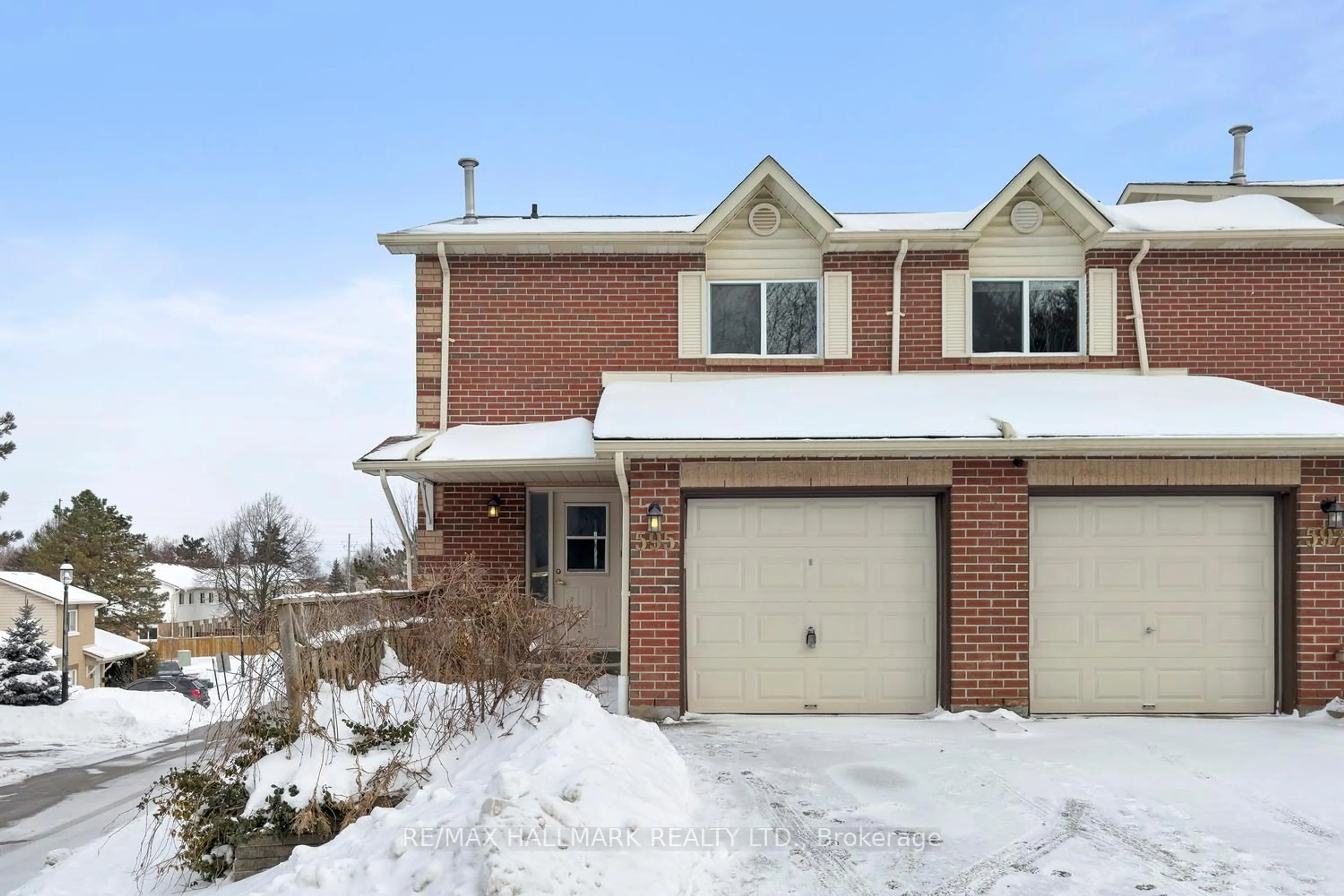 Home with brick exterior material, street for 595 Gibney Cres #16, Newmarket Ontario L3X 1Y3