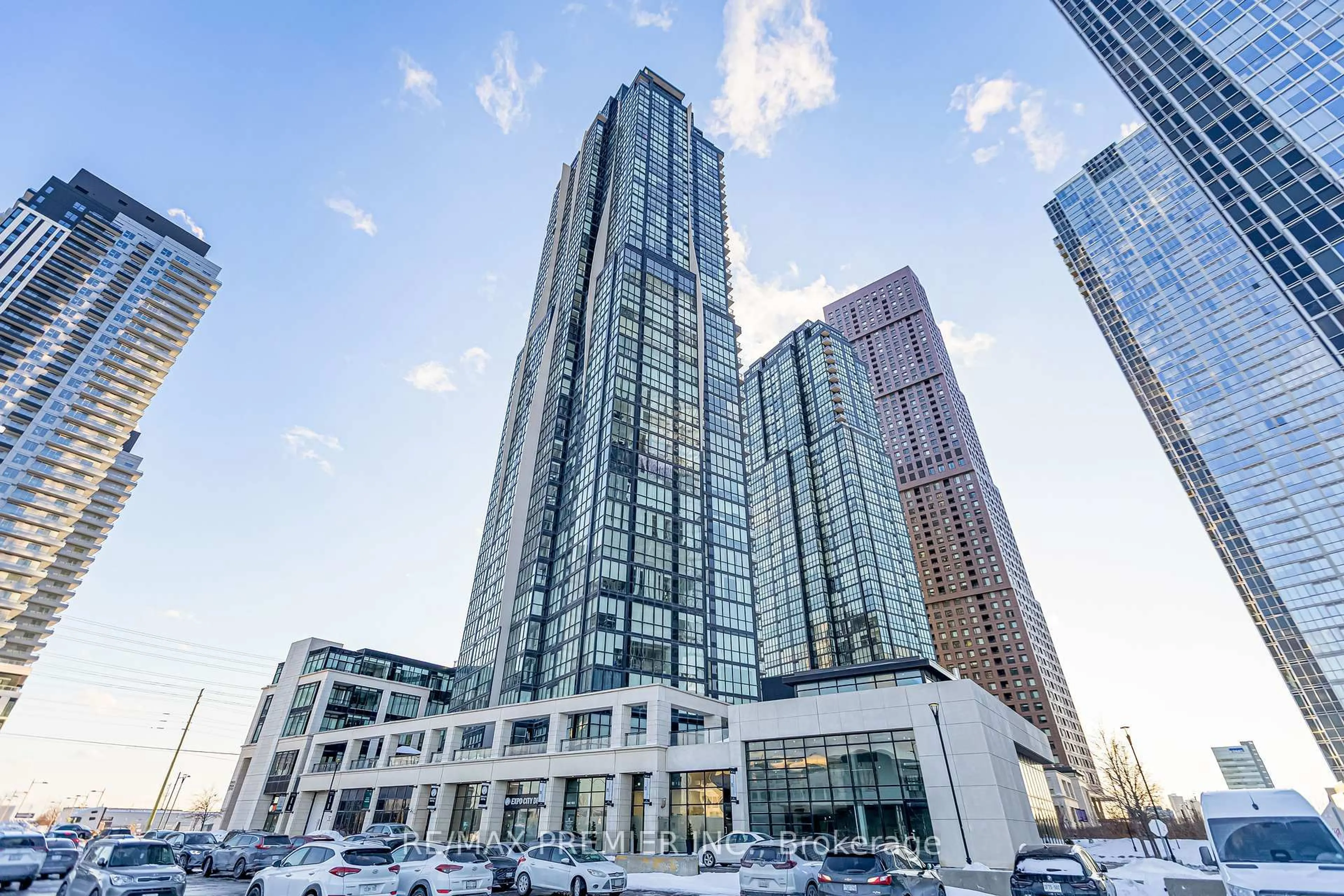 Indoor foyer for 2900 Highway 7 #2001, Vaughan Ontario L4K 0G3