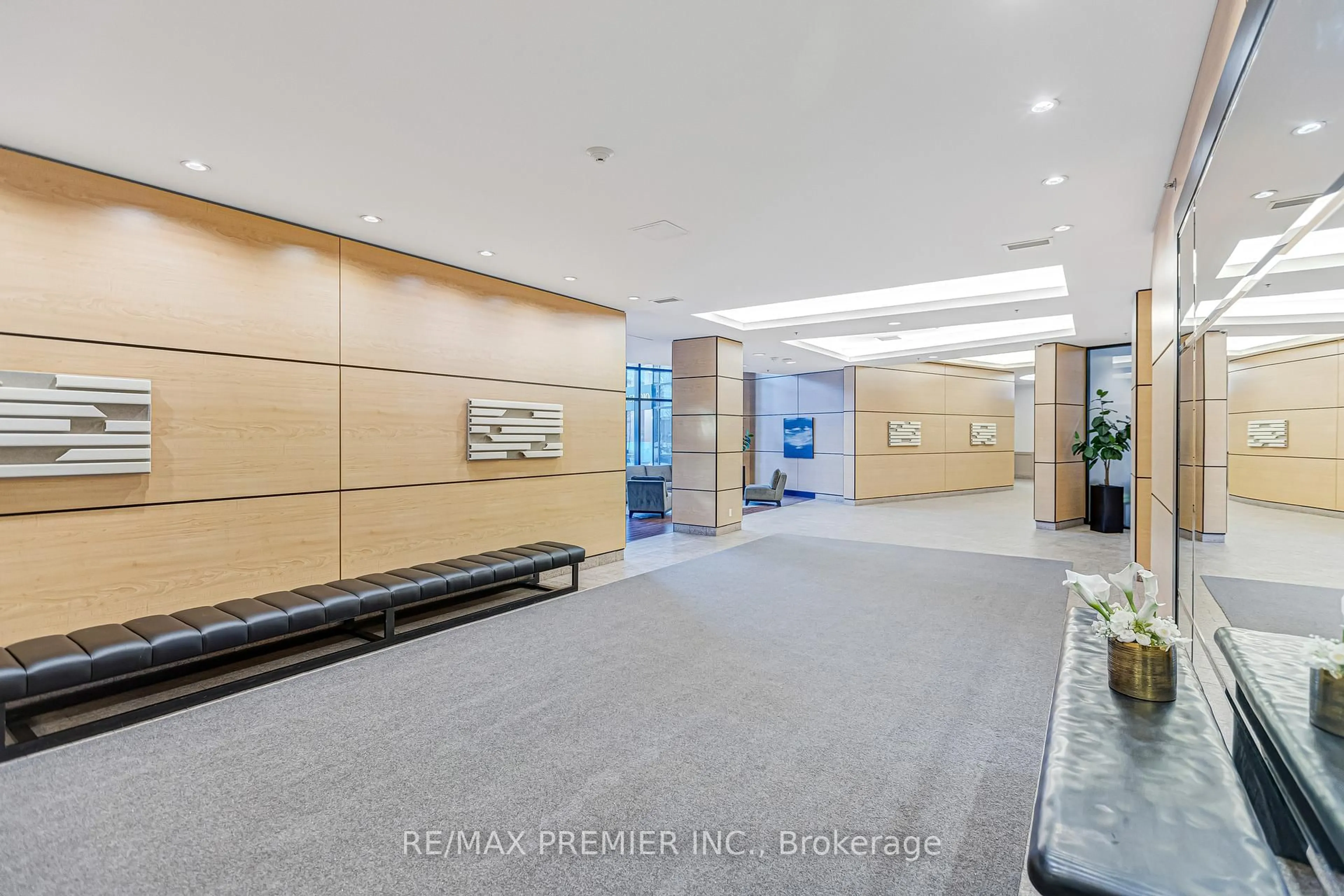 Indoor foyer for 2900 Highway 7 #2001, Vaughan Ontario L4K 0G3
