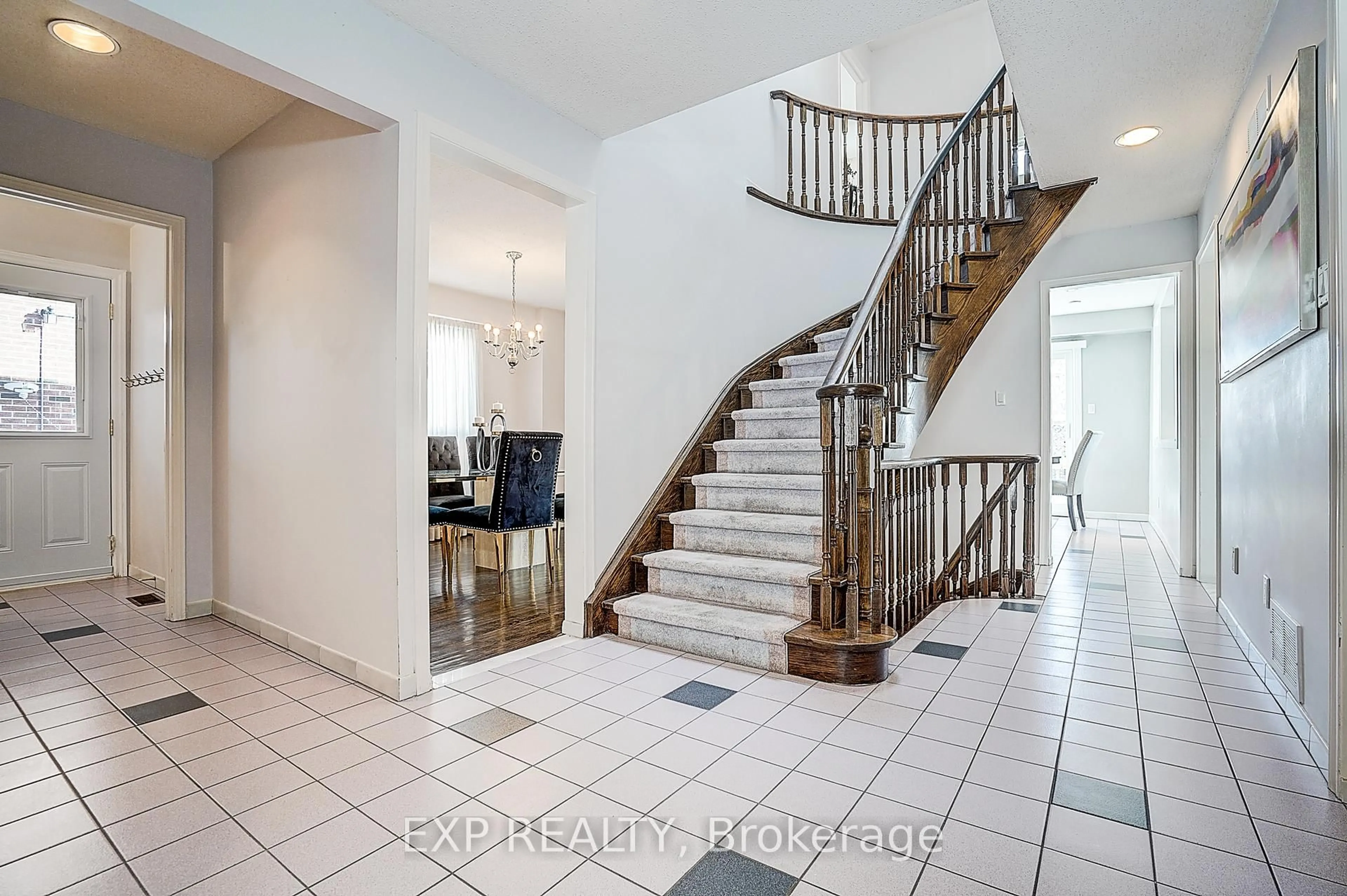 Indoor foyer for 27 Pining Rd, Markham Ontario L3T 5N5