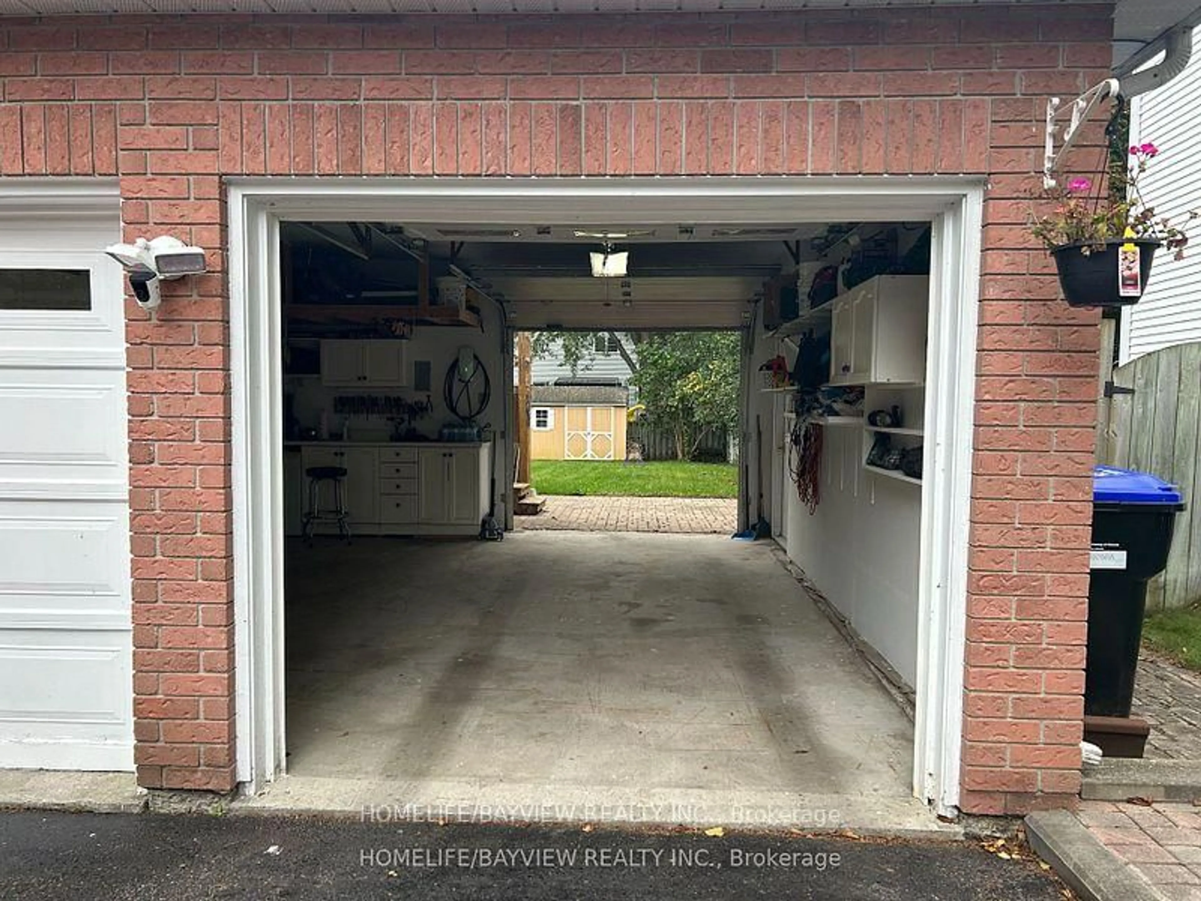Indoor garage for 999 Anna Maria Ave, Innisfil Ontario L9S 1V5
