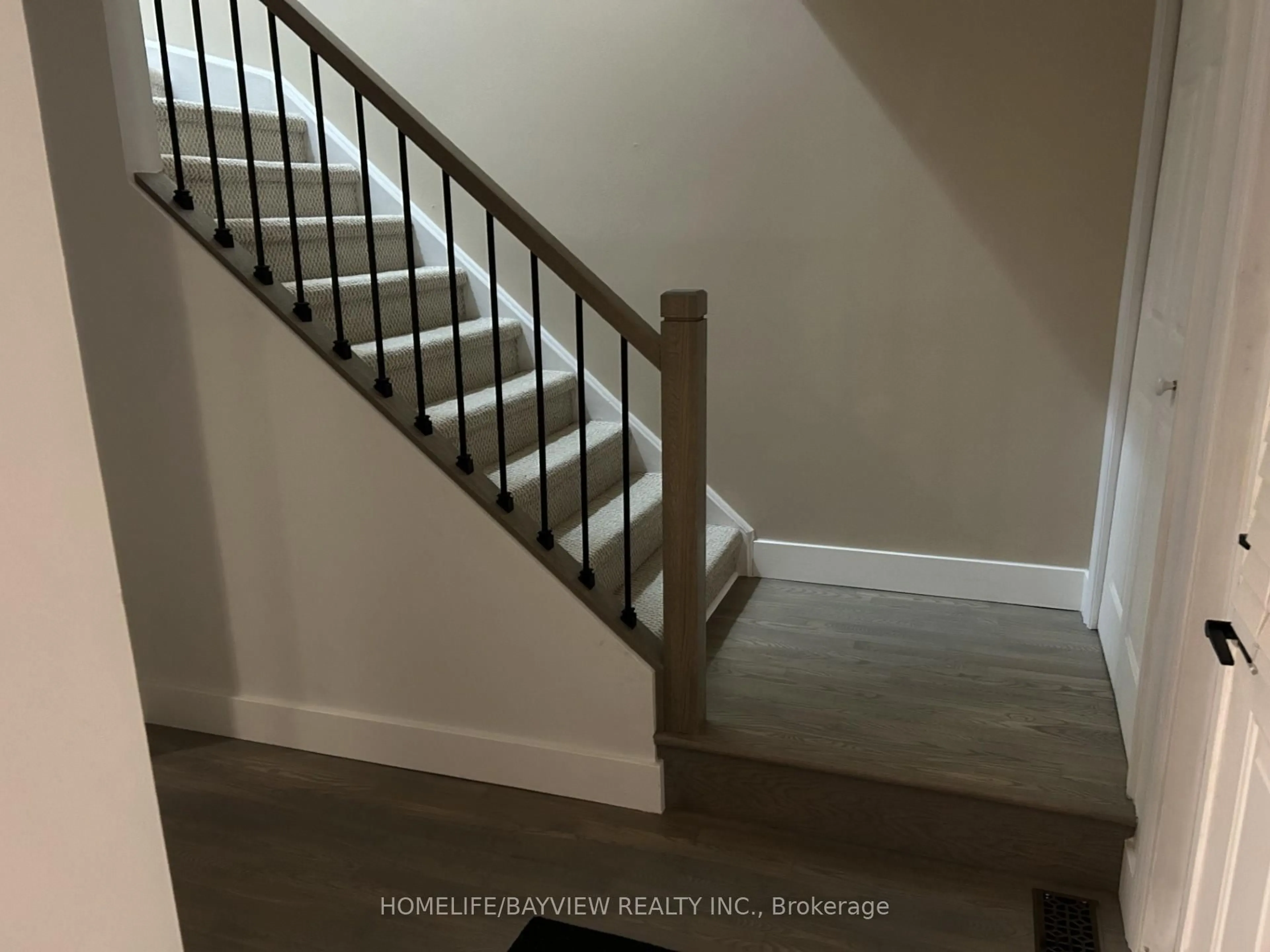 Stairs for 999 Anna Maria Ave, Innisfil Ontario L9S 1V5