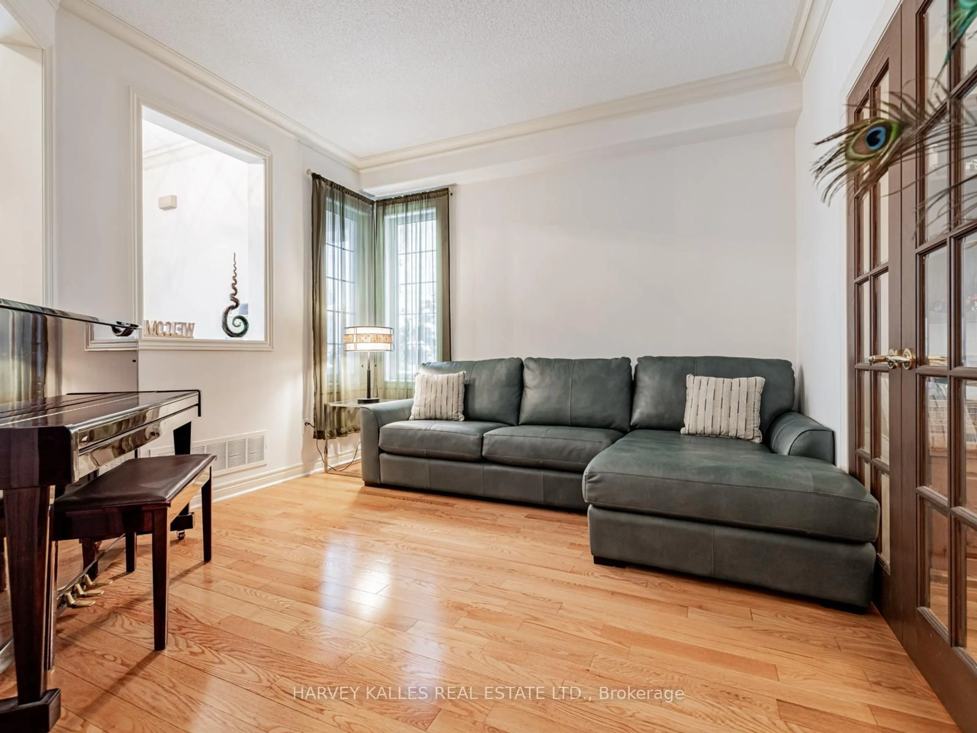 Living room with furniture, unknown for 12 Barberry Cres, Richmond Hill Ontario L4E 4S5