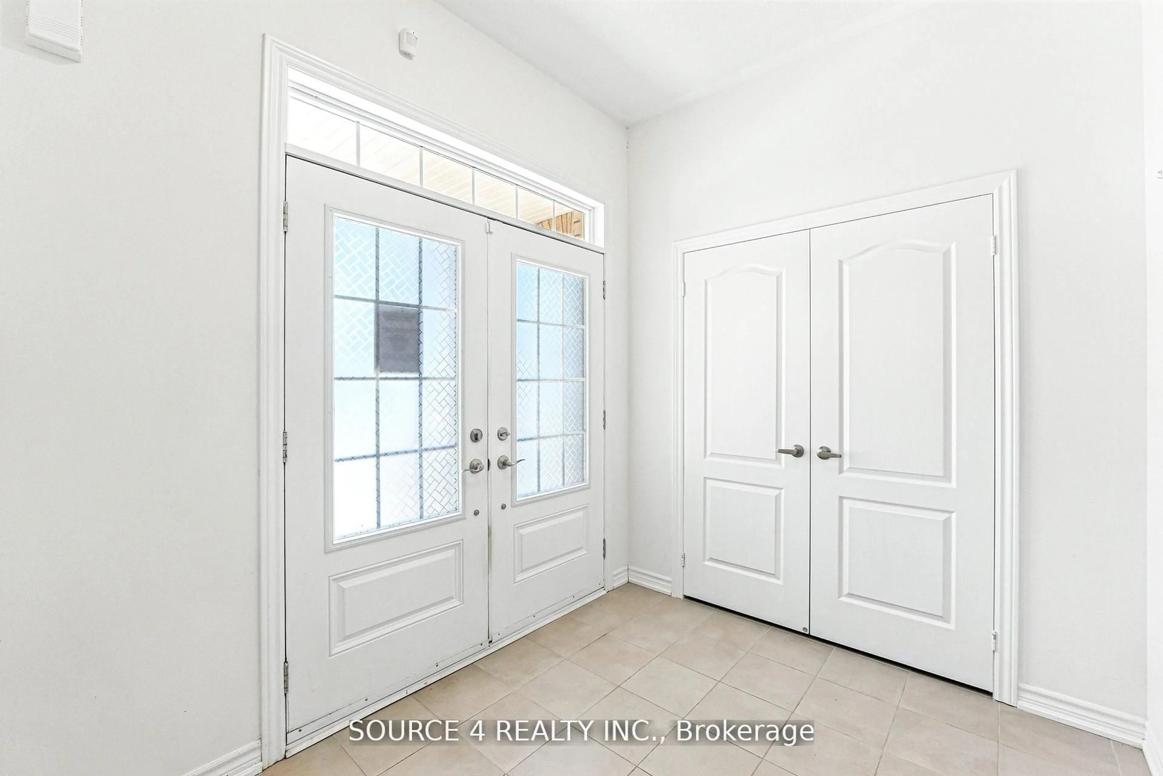 Indoor entryway for 376 Danny Wheeler Blvd, Georgina Ontario L4P 0K2